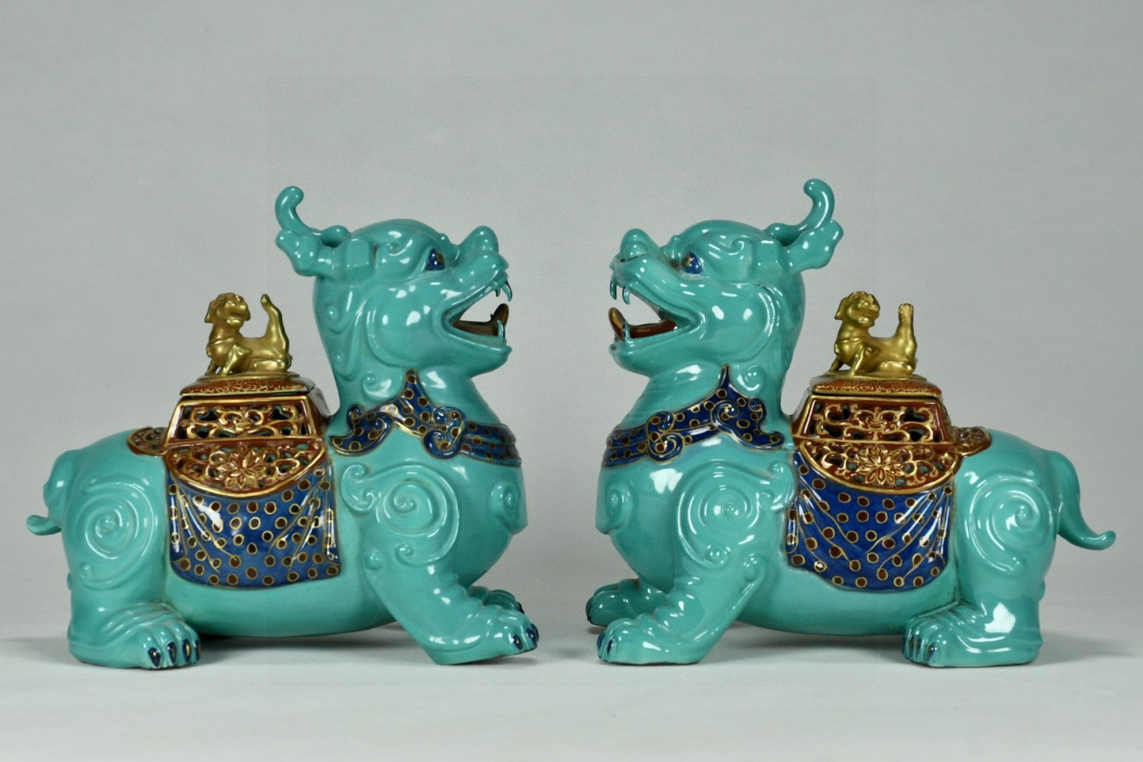 A Pair of Exquisite Guan yao Turquoise Glazed Painted Gold Jiacai Kylin-Shaped Censers: A Pair of Exquisite Guan yao Turquoise Glazed Painted Gold Jiacai Kylin-Shaped Censers,Qing Dynasty,China,Yongzheng Four-character Mark,Size:6.3inx6.7inx4.7in 一对官窑松&