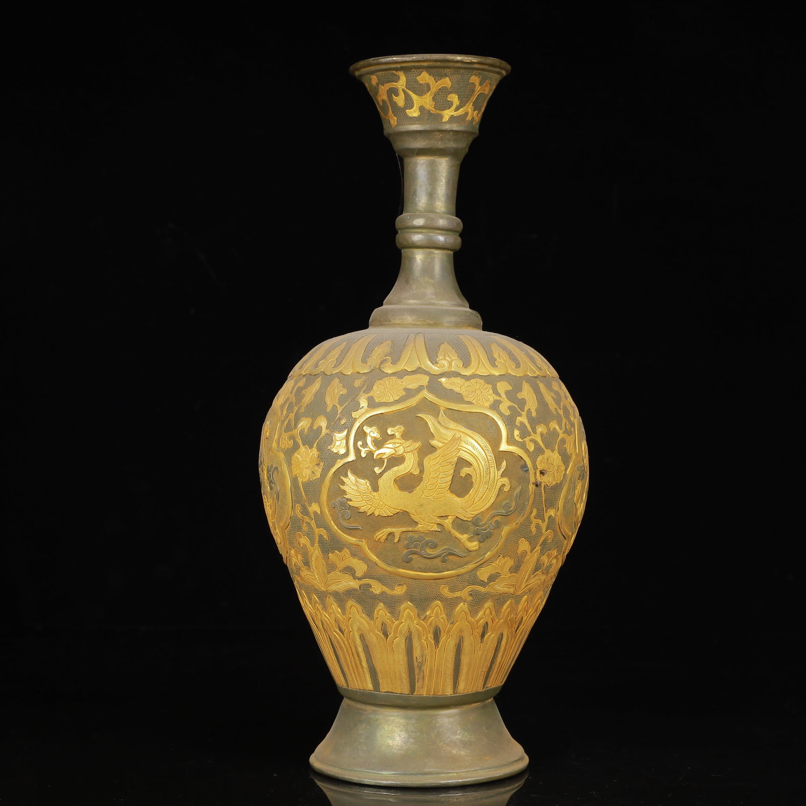 An Exquisite Gilt Silver Auspicious Beast Pattern Vase: An Exquisite Gilt Silver Auspicious Beast Pattern Vase,Tang Dynasty,China,Zhenguan Four-Character Mark,Size:5.1inx10.6in,Weight:850g 银鎏金瑞兽纹瓶,中&#