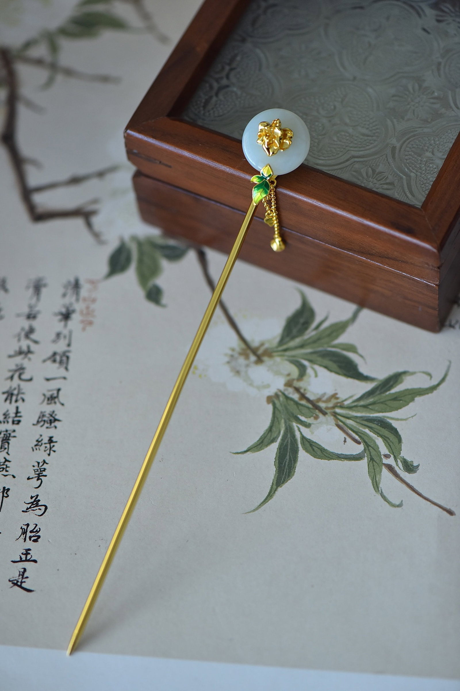 An Exquisite Sterling Silver-Gold Plated Inlaid White Jade Enamel Hairpin: An Exquisite Sterling Silver-Gold Plated Inlaid White Jade Enamel Hairpin,Size:20mmx20mm 纯银镀金镶白玉珐琅发簪