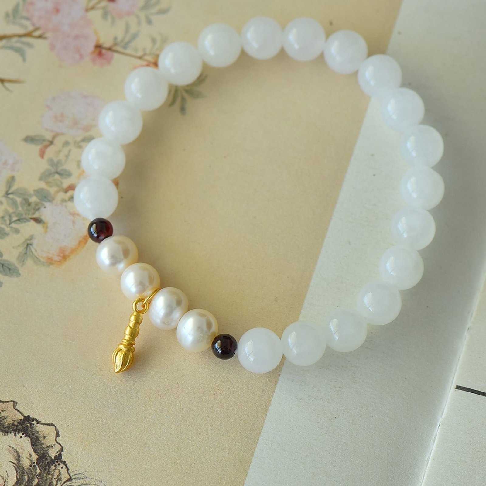 An Exquisite Sterling Silver-Gold Plated Inlaid White Jade Bracelet,Inlaid Pearl: An Exquisite Sterling Silver-Gold Plated Inlaid White Jade Bracelet,Inlaid Pearl 纯银镀金镶白玉手链,嵌珍珠