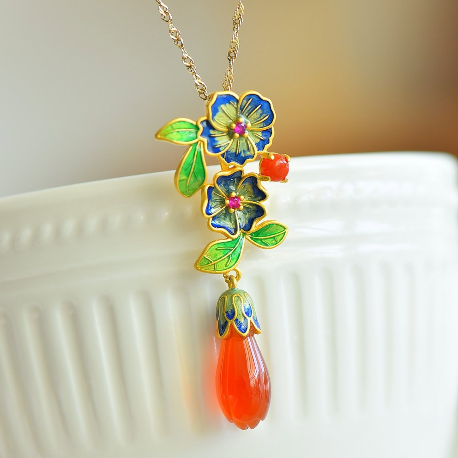 An Exquisite Sterling Silver-Gold Plated Inlaid Agate Enamel Pendant: An Exquisite Sterling Silver-Gold Plated Inlaid Agate Enamel Pendant,Size:8mmx19mm 纯银镀金镶玛瑙珐琅吊坠