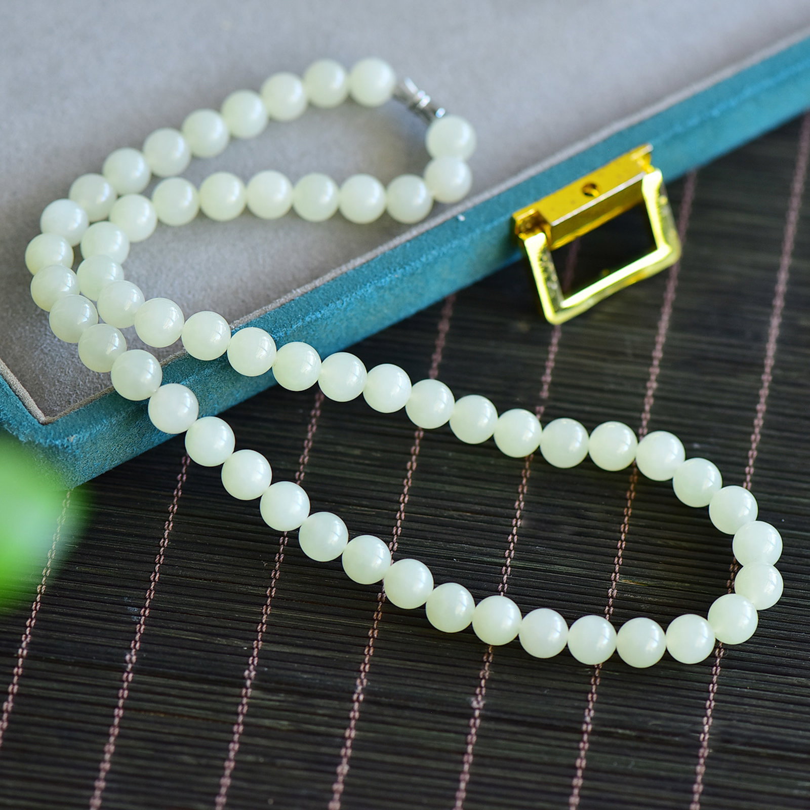 An Exquisite White Jade Necklace: An Exquisite White Jade Necklace,Size:8mm 寓意: 玉中的“冷美人”简约的素串,让玉料的ń