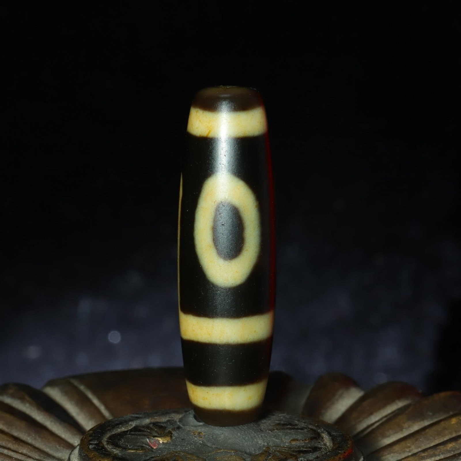 An Exquisite Two Eyes Dzi Bead Pendant: An Exquisite Two Eyes Dzi Bead Pendant，Size：40mmx11mm，Weight：9g 两眼天珠挂件