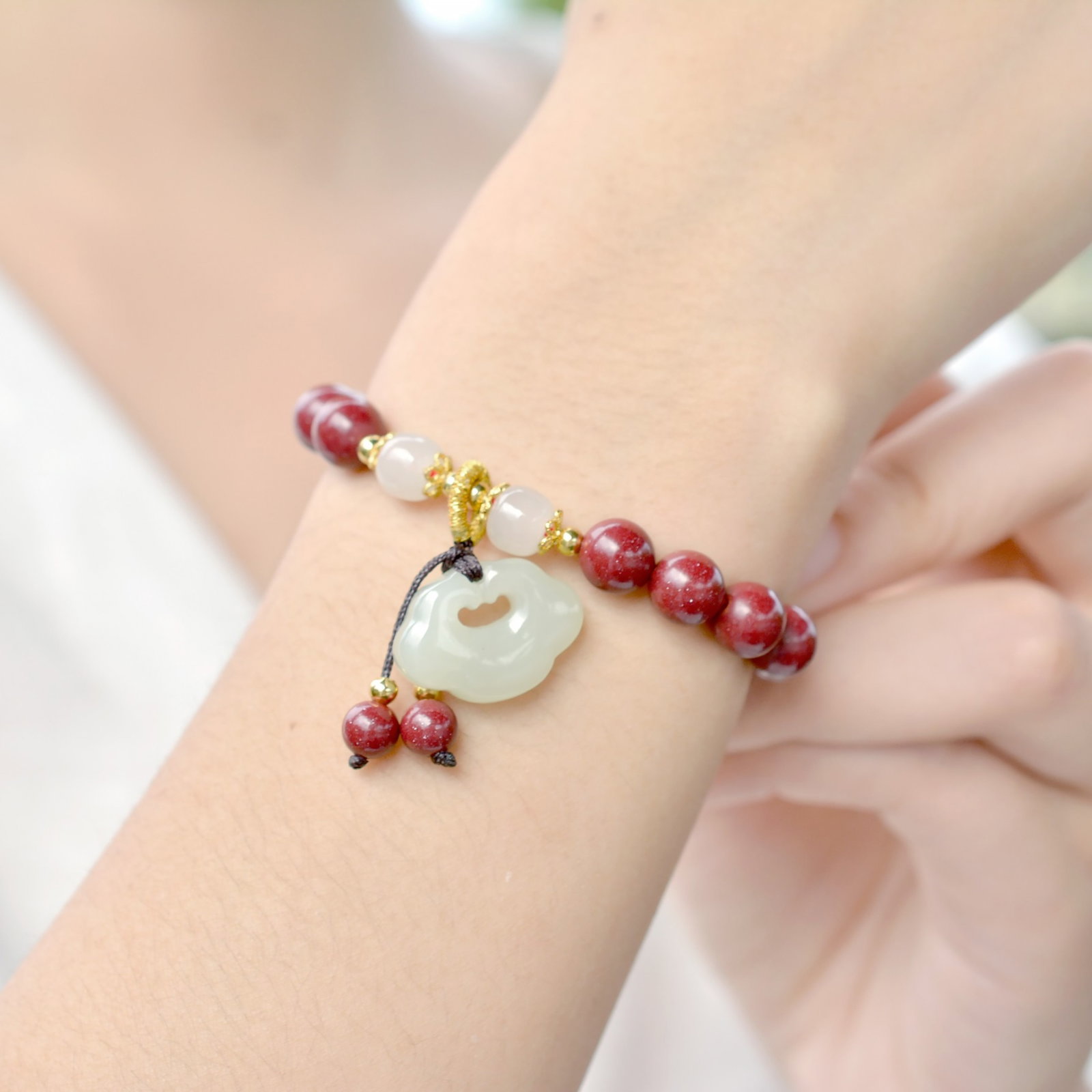 An Exquisite Cinnabar Bracelets,Inlaid White Jade: An Exquisite Cinnabar Bracelets,Inlaid White Jade,Size:8mmx8mm (寓意)吉祥招财喜庆、驱邪避凶 朱砂手ߑ