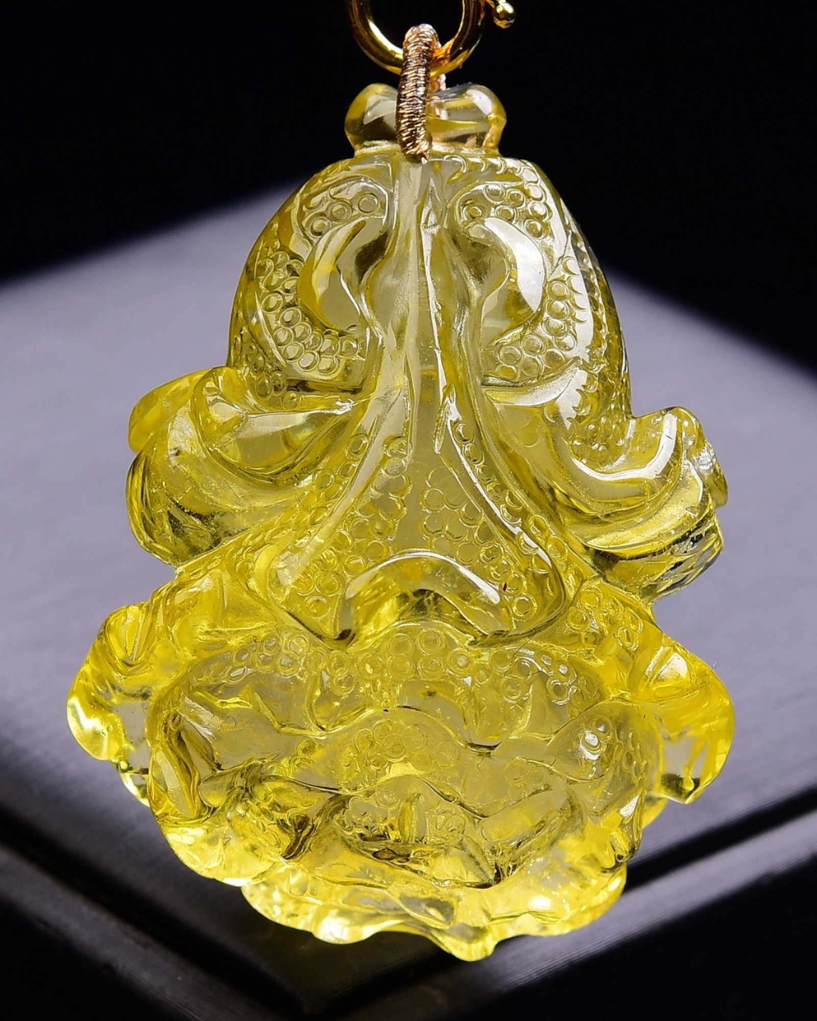 An Exquisite Crystal Cabbage Pendant: An Exquisite Crystal Cabbage Pendant,Size:48mmx35mmx25mm,Weight:80g