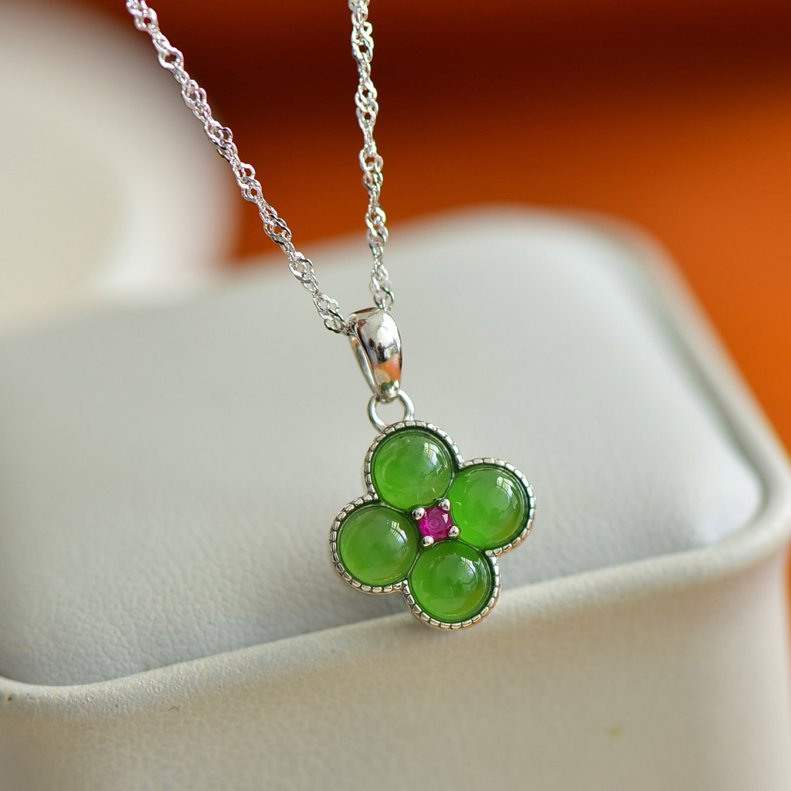 An Exquisite Sterling Silver Inlaid Jasper Pendant: An Exquisite Sterling Silver Inlaid Jasper Pendant,Size:5mmx5mm 纯银镶碧玉吊坠