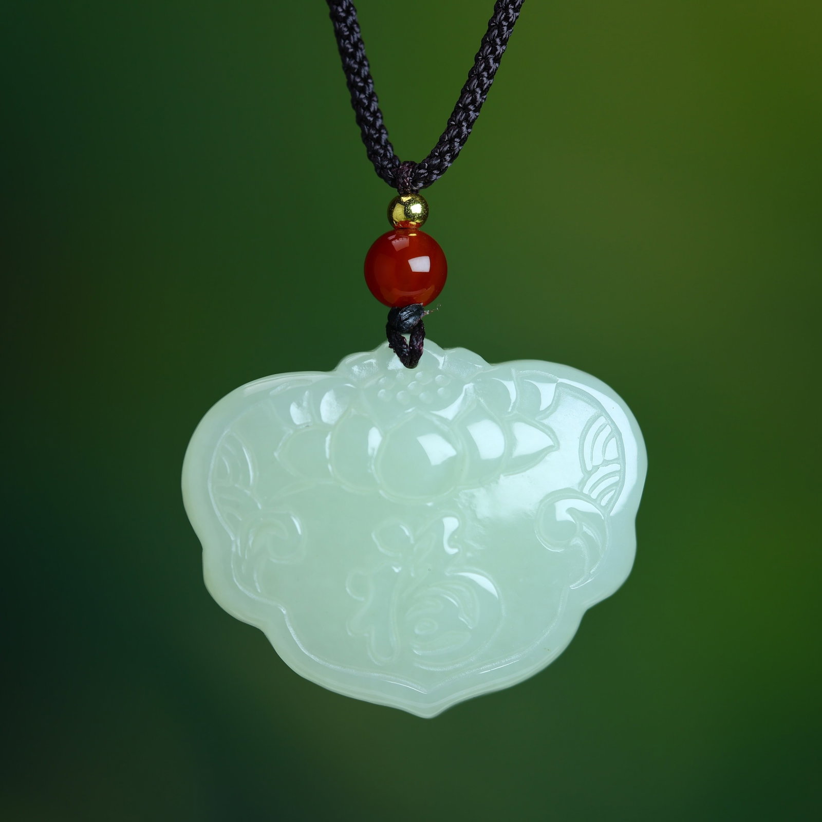 An Exquisite White Jade Lotus Pattern Pendant: An Exquisite White Jade Lotus Pattern Pendant,Size:29mmx35mm (寓意)吉祥 长命富贵 白玉莲花纹吊坠