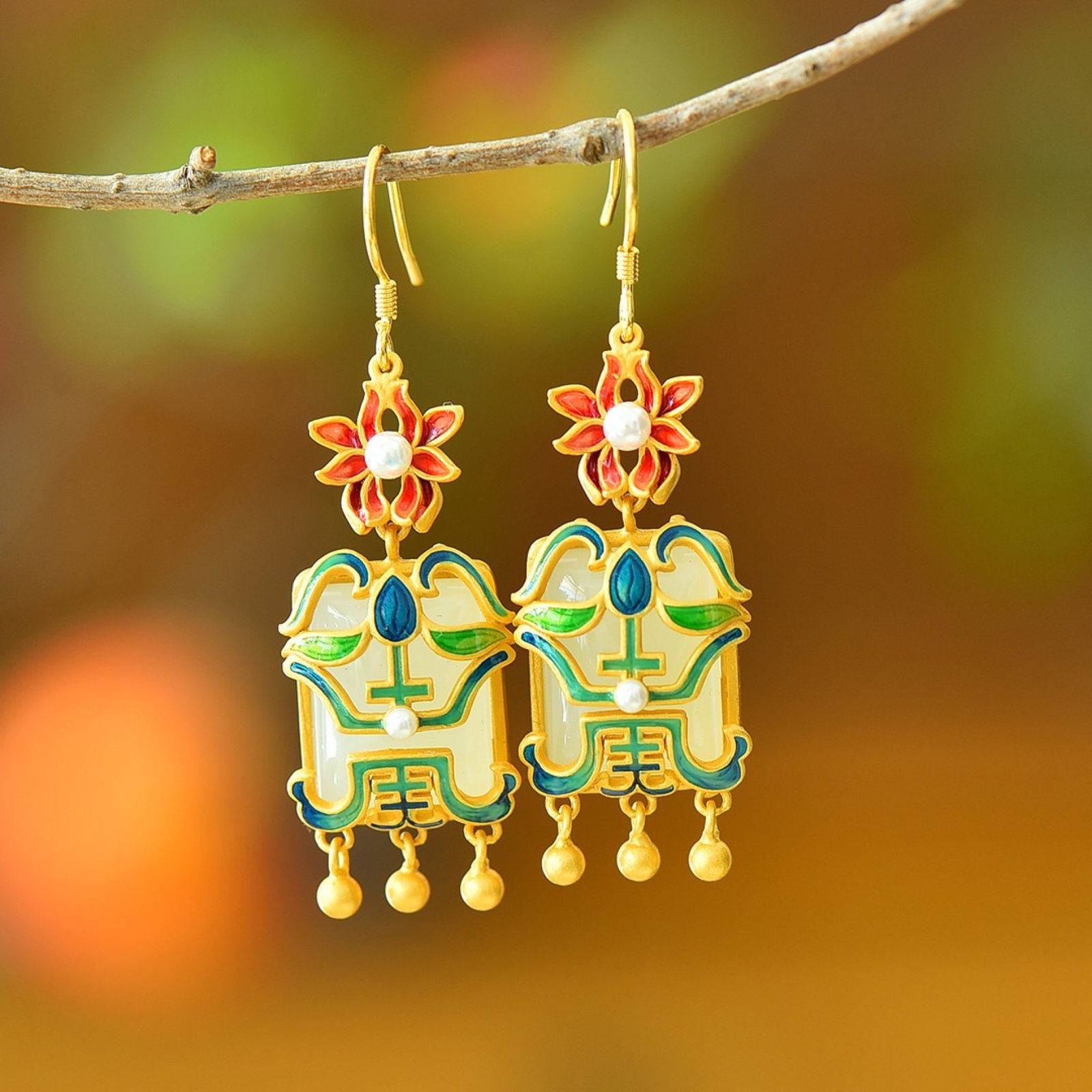 A Pair of Exquisite Sterling Silver-Gold Plated Inlaid White Jade Earrings,Inlaid Pearls: A Pair of Exquisite Sterling Silver-Gold Plated Inlaid White Jade Earrings,Inlaid Pearls 一对纯银镀金镶白玉耳环,嵌珍஖