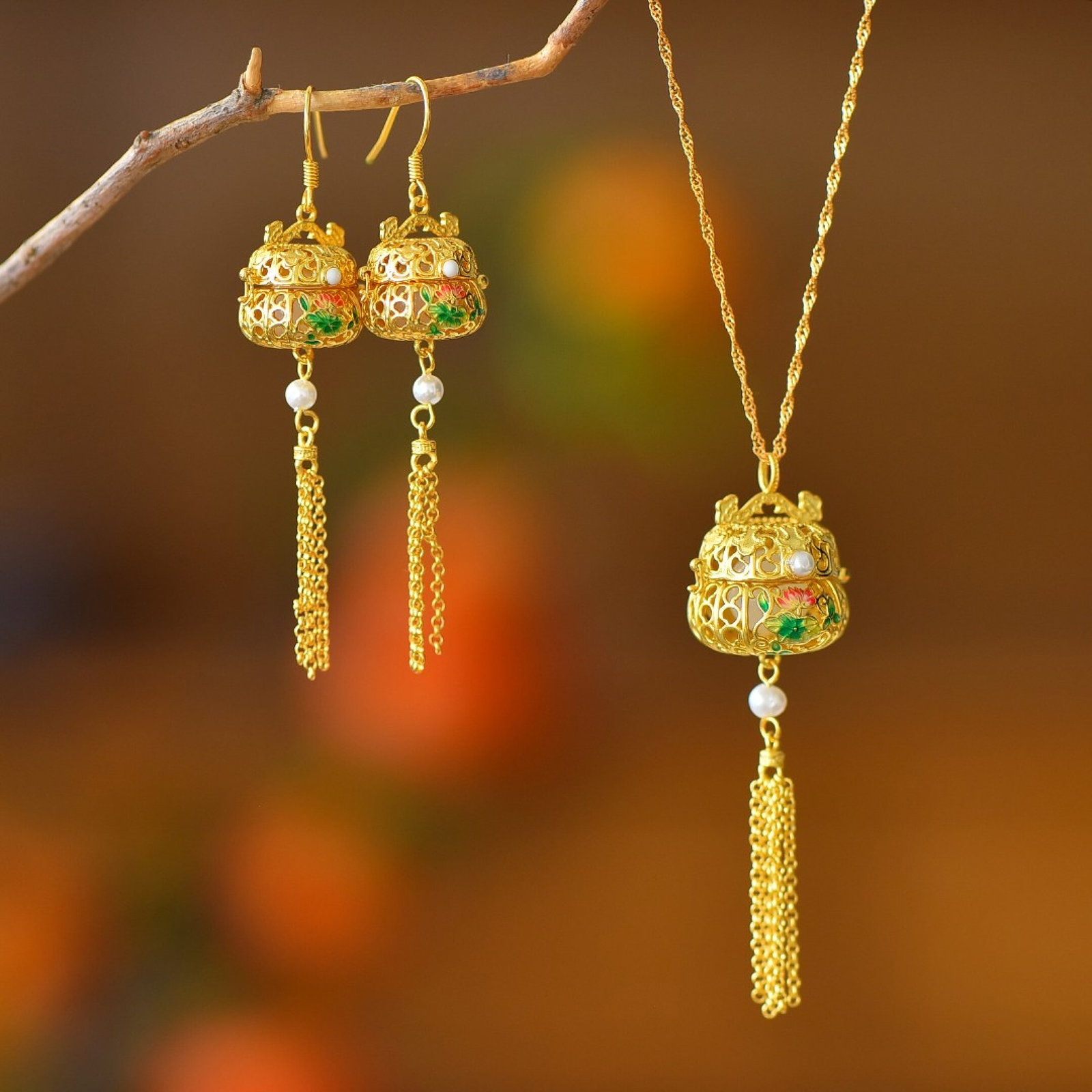 A Set of Fine Sterling Silver-Gold Plated Inlaid White Jade Jewelrys: A Set of Fine Sterling Silver-Gold Plated Inlaid White Jade Jewelrys 一套纯银镀金镶白玉首饰