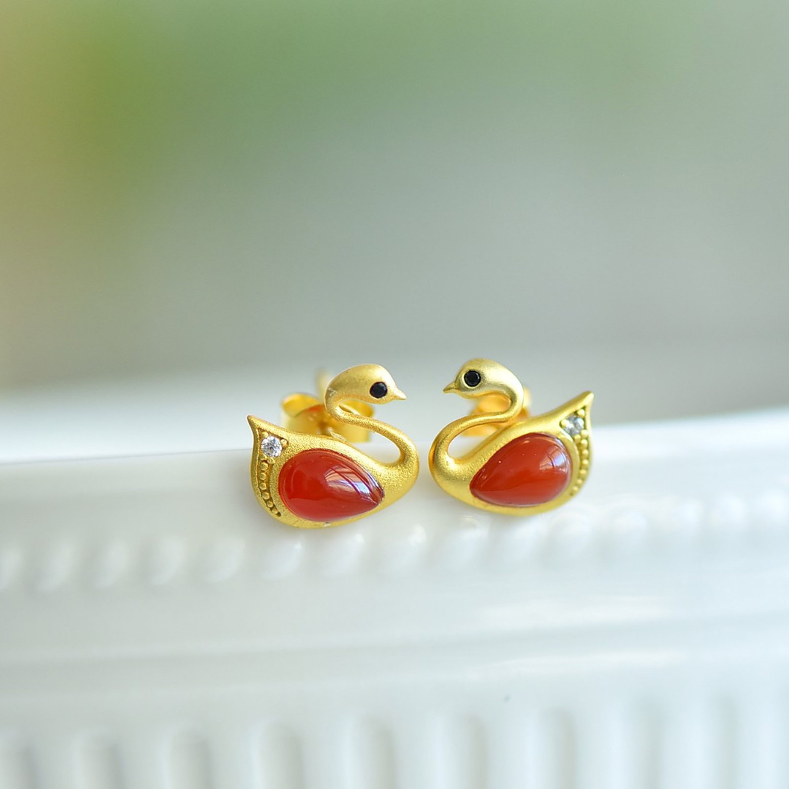 A Pair of Exquisite Sterling Silver-Gold Plated Inlaid Agate Earrings: A Pair of Exquisite Sterling Silver-Gold Plated Inlaid Agate Earrings,Size:4mmx6mm 一对纯银镀金镶玛瑙耳钉