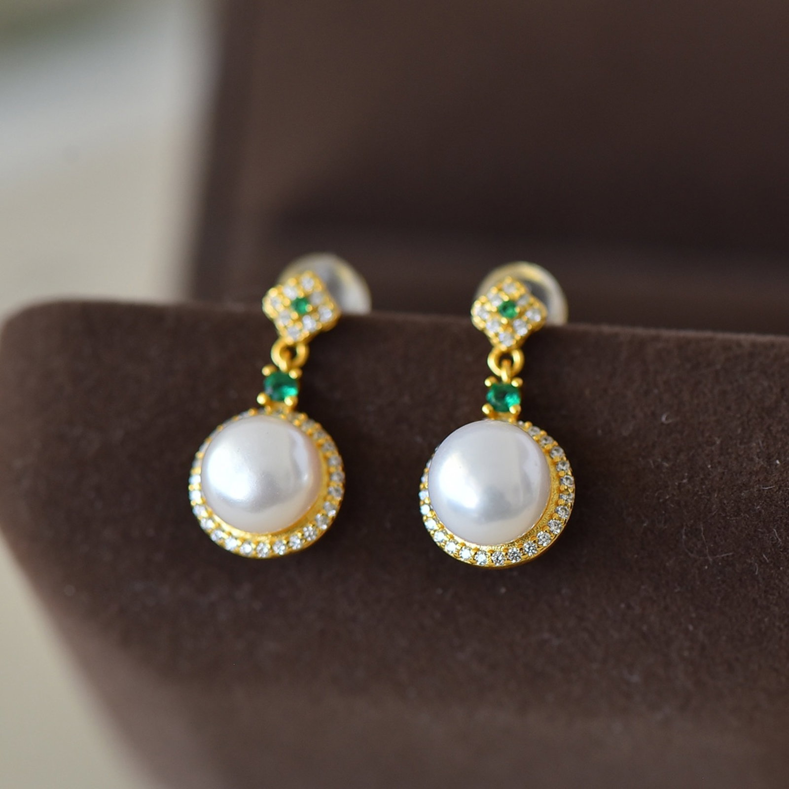 A Pair of Exquisite Sterling Silver-Gold Plated Inlaid Pearl Earrings: A Pair of Exquisite Sterling Silver-Gold Plated Inlaid Pearl Earrings,Size:8mmx8mm 一对纯银镀金镶珍珠耳环