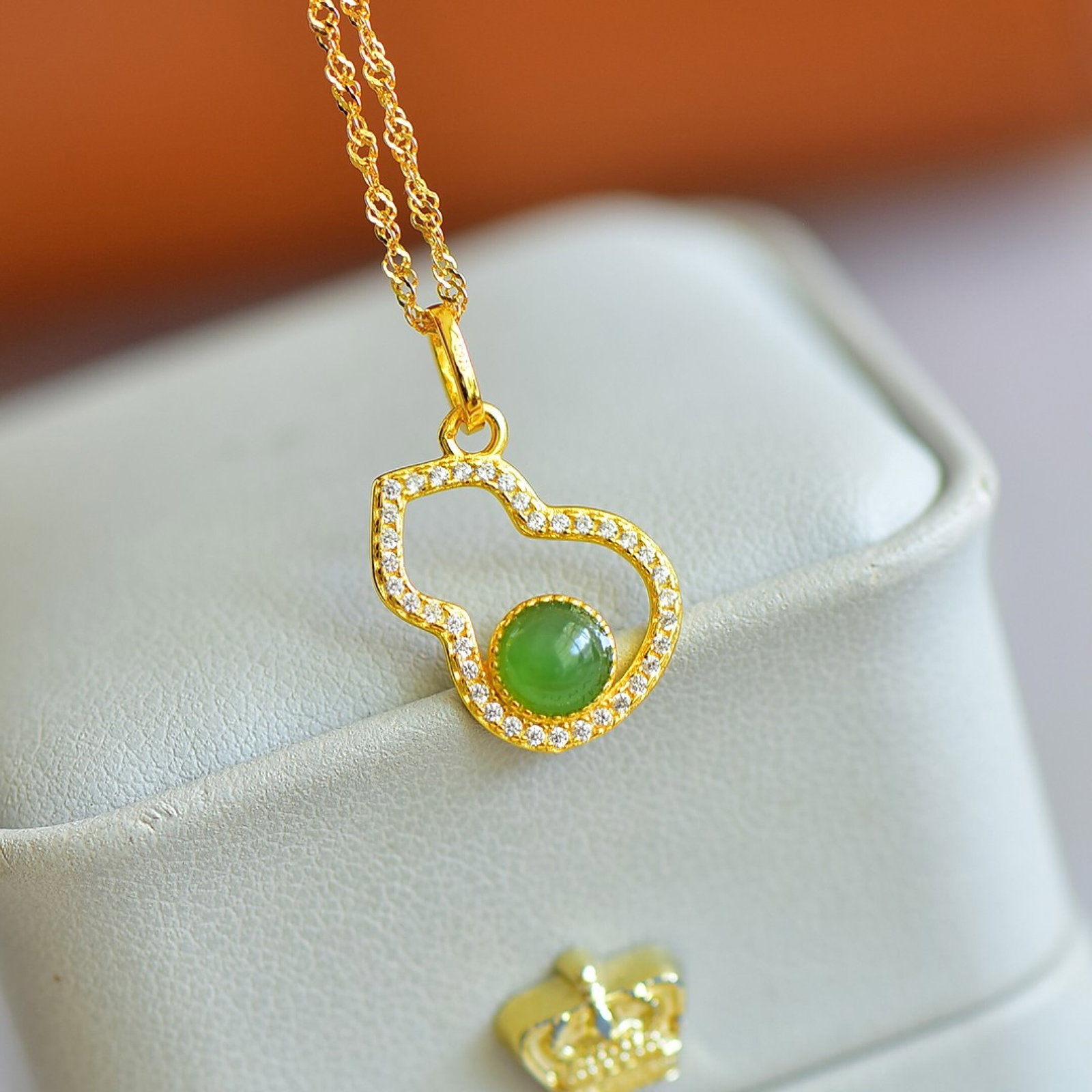An Exquisite Sterling Silver-Gold Plated Inlaid Jasper Gourd Pendant,Inlaid Diamonds: An Exquisite Sterling Silver-Gold Plated Inlaid Jasper Gourd Pendant,Inlaid Diamonds,Size:5mmx5mm 纯银镀金镶碧玉葫芦吊坠,嵌ż