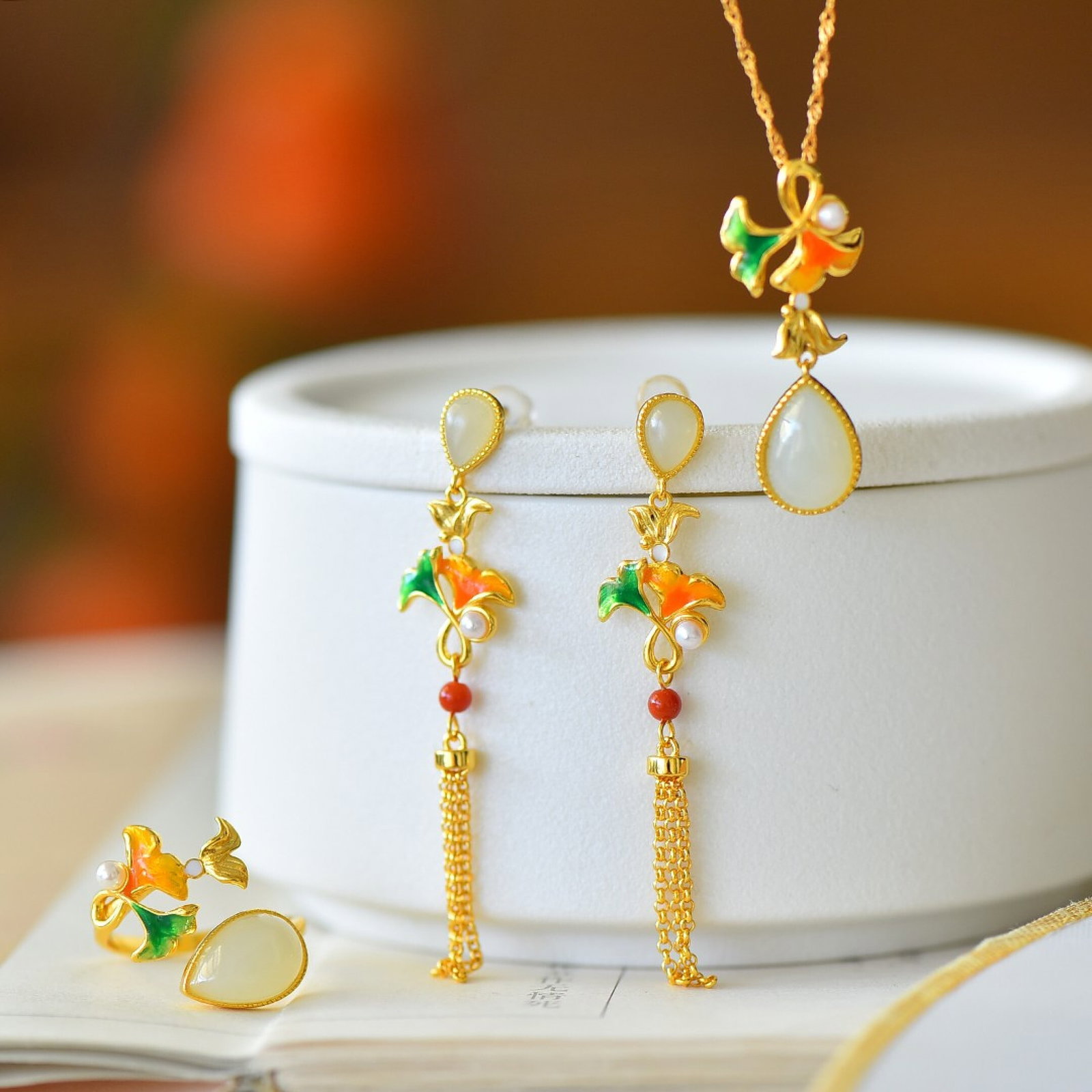 A Set of Fine Sterling Silver-Gold Plated Inlaid White Jade Jewelrys,Inlaid Pearl: A Set of Fine Sterling Silver-Gold Plated Inlaid White Jade Jewelrys,Inlaid Pearl 一套纯银镀金镶白玉首饰,嵌珍珠