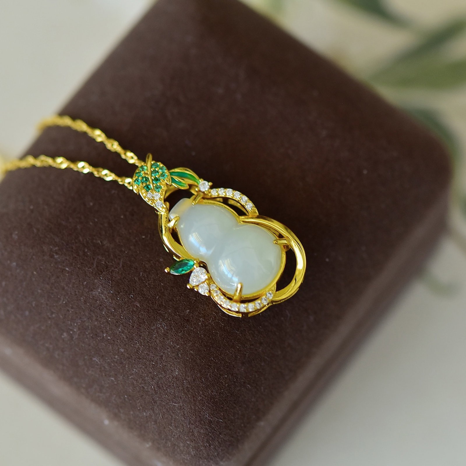 An Exquisite Sterling Silver-Gold Plated Inlaid White Jade Gourd Pendant,Inlaid Diamond: An Exquisite Sterling Silver-Gold Plated Inlaid White Jade Gourd Pendant,Inlaid Diamond,Size:11mmx17mm 纯银镀金镶白玉葫芦吊坠,嵌