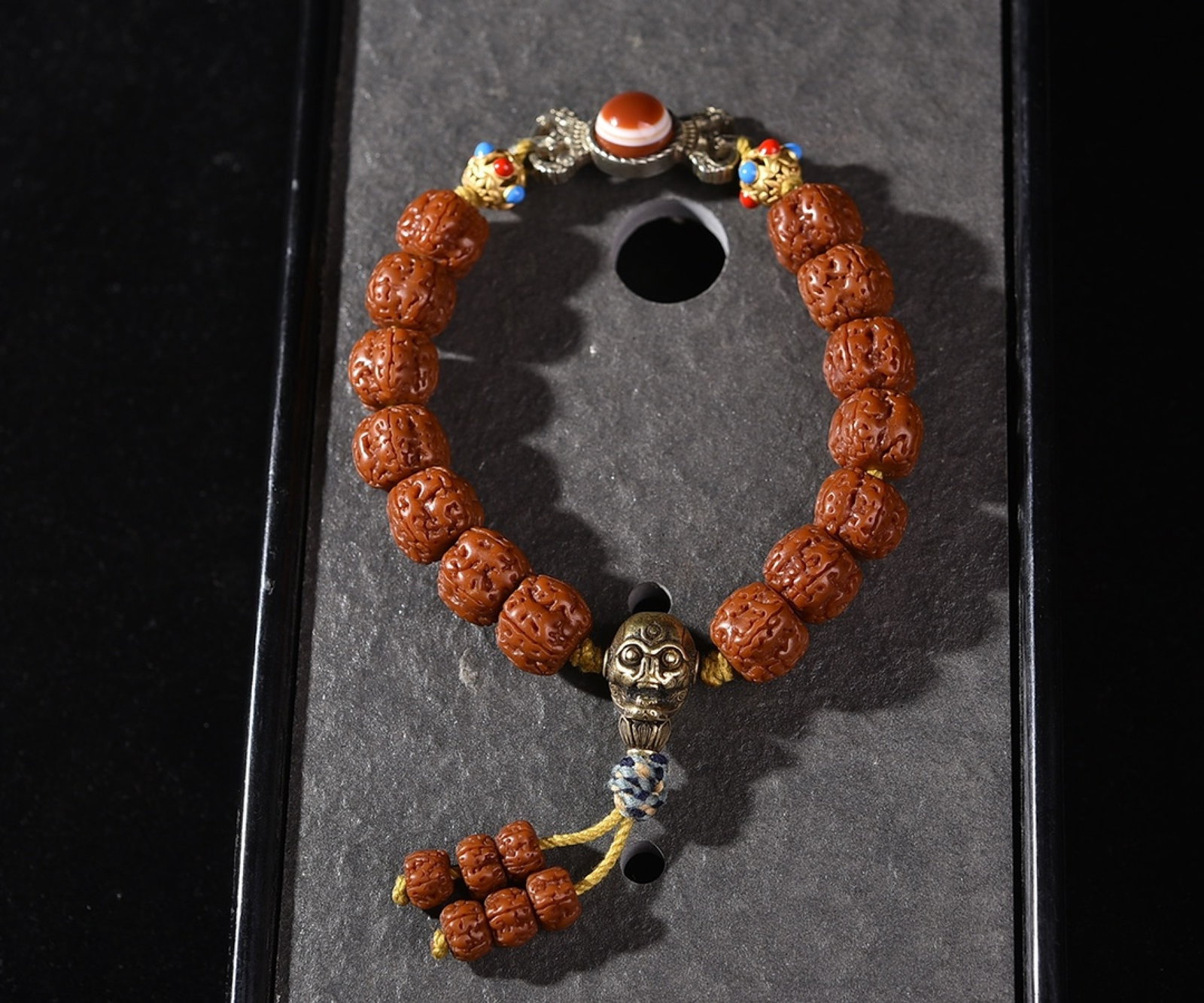 An Exquisite Bodhi Seeds Bracelets,With Bronze: An Exquisite Bodhi Seeds Bracelets,With Bronze,Size:14mm,Weight:49g 菩提手串,配铜