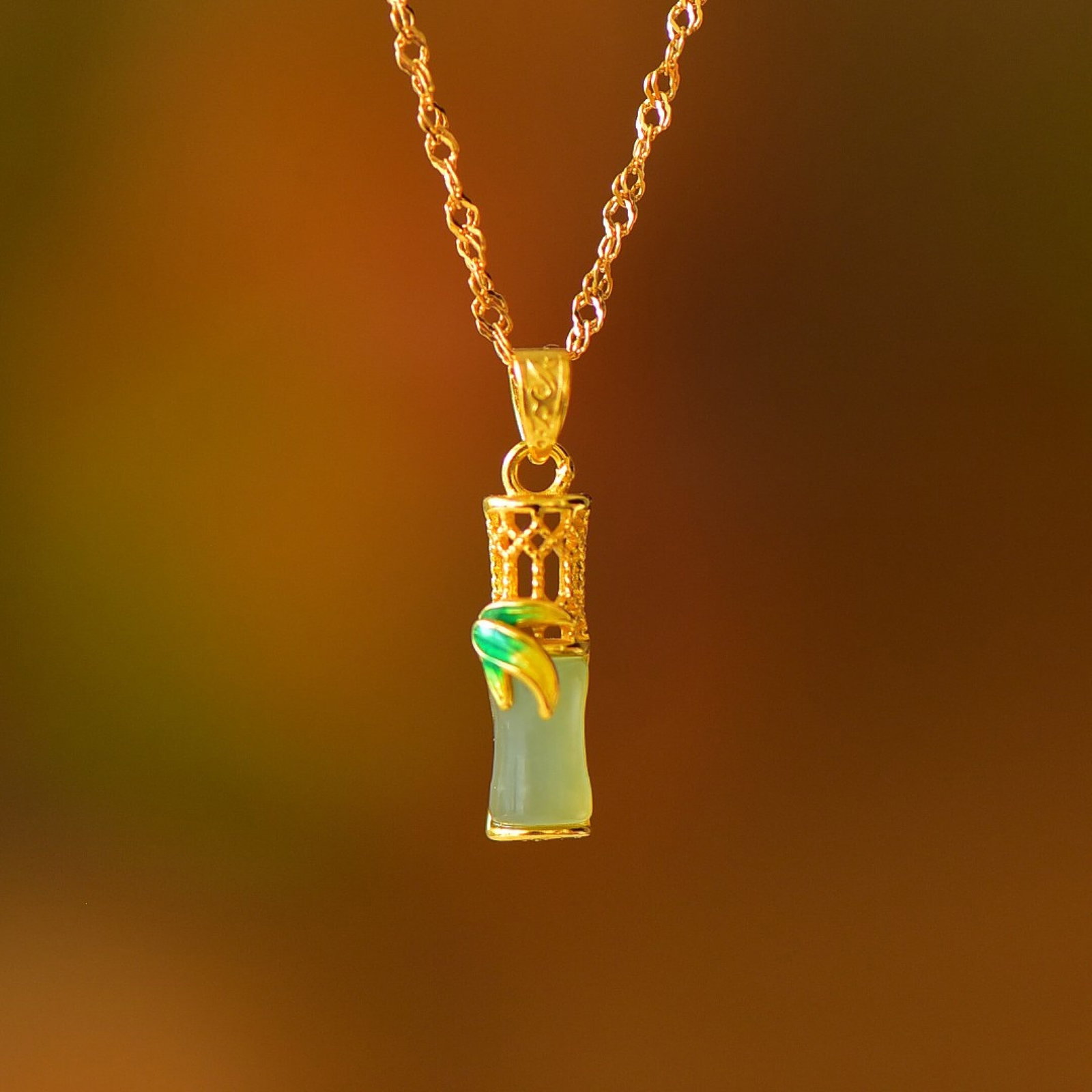 An Exquisite Sterling Silver-Gold Plated Inlaid Sapphire Pendant: An Exquisite Sterling Silver-Gold Plated Inlaid Sapphire Pendant 纯银镀金镶青玉吊坠