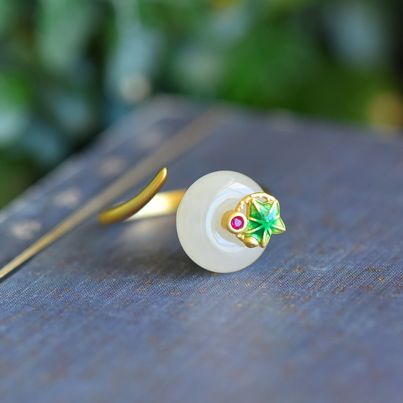 An Exquisite Sterling Silver-Gold Plated Inlaid White Jade Ring: An Exquisite Sterling Silver-Gold Plated Inlaid White Jade Ring 纯银镀金镶白玉戒指