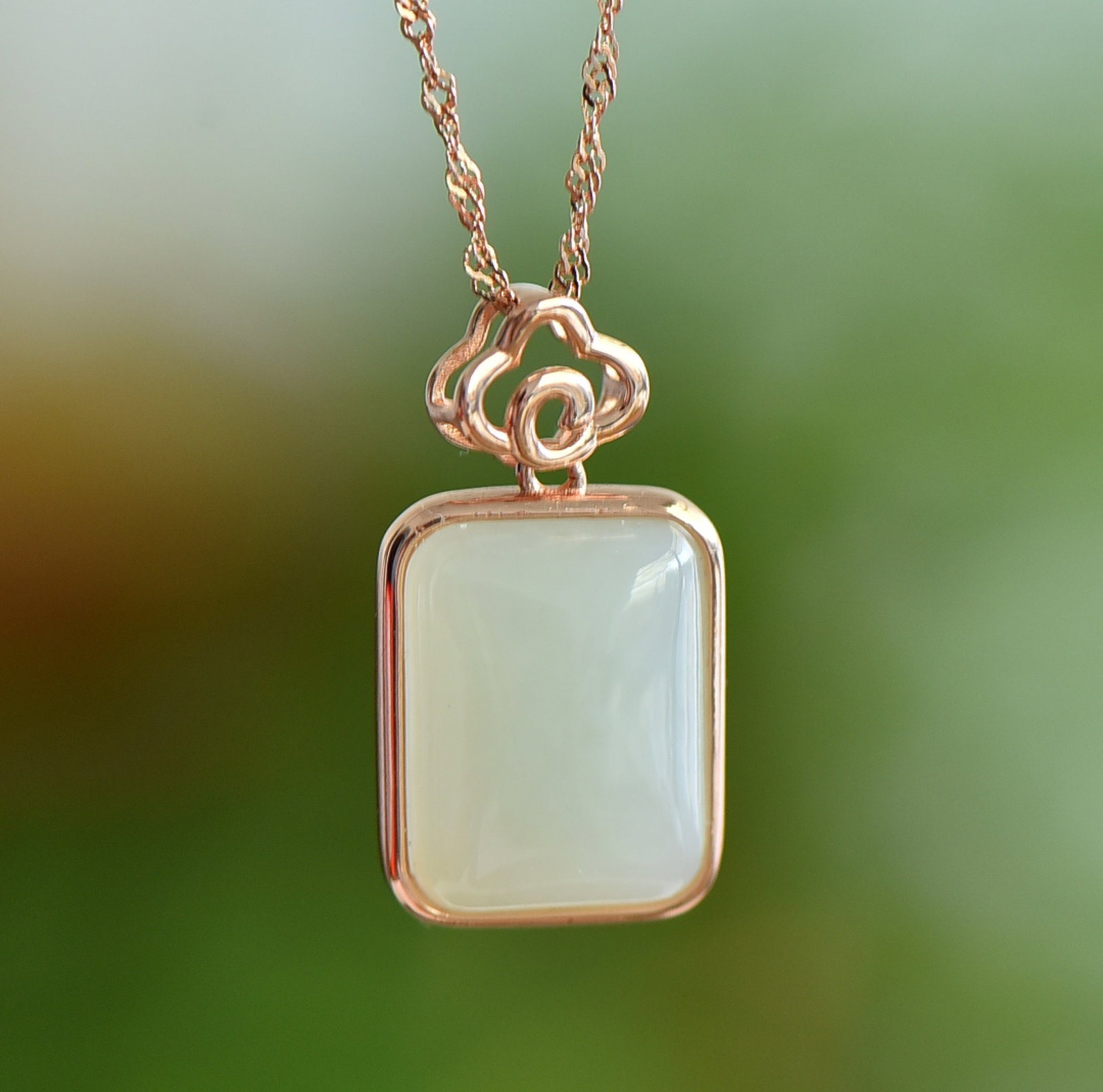 An Exquisite Sterling Silver-Gold Plated Inlaid White Jade Pendant: An Exquisite Sterling Silver-Gold Plated Inlaid White Jade Pendant,Size:12mmx16mm 纯银镀金镶白玉吊坠