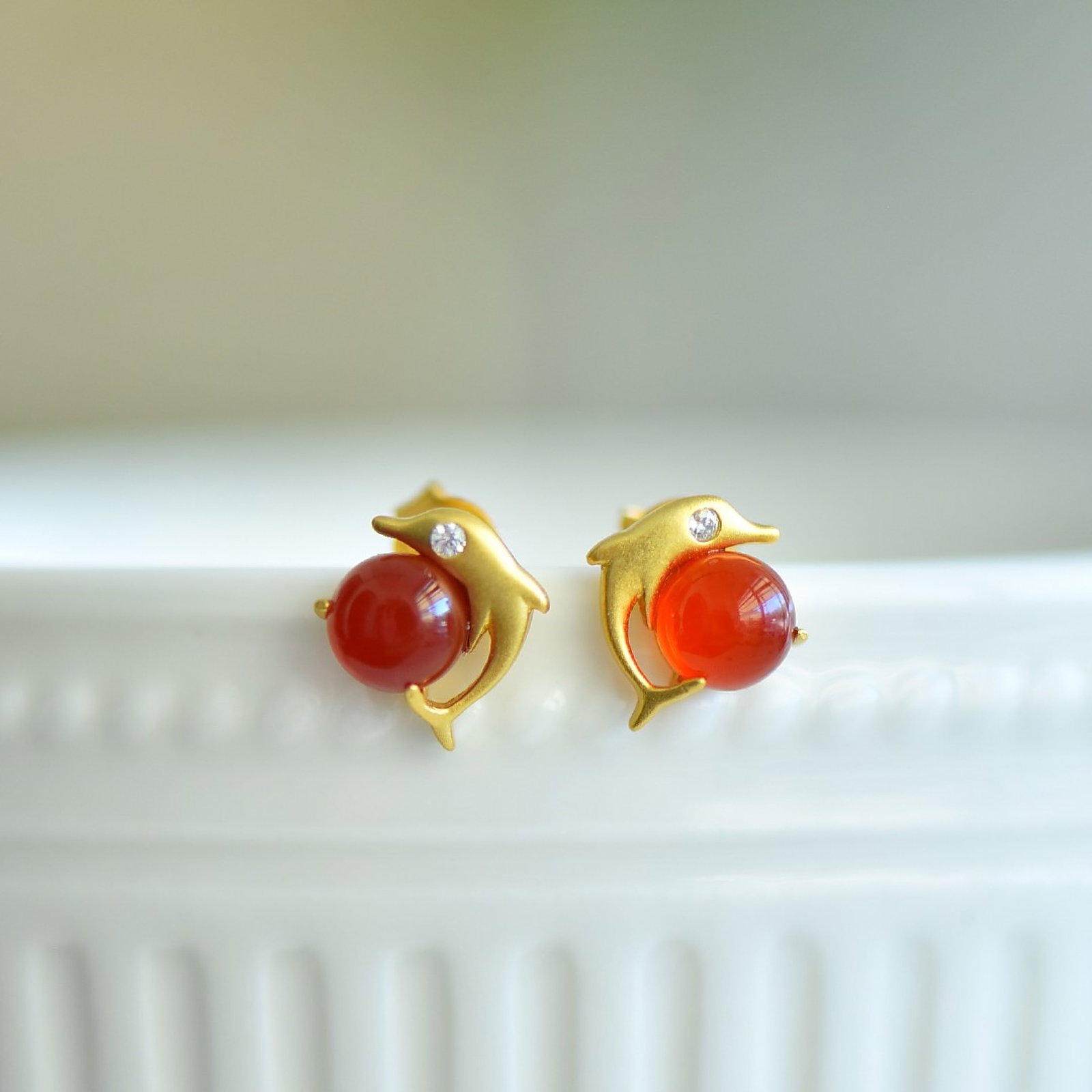 A Pair of Exquisite Sterling Silver-Gold Plated Inlaid Agate Earrings: A Pair of Exquisite Sterling Silver-Gold Plated Inlaid Agate Earrings,Size:6mmx6mm 一对纯银镀金镶玛瑙耳钉