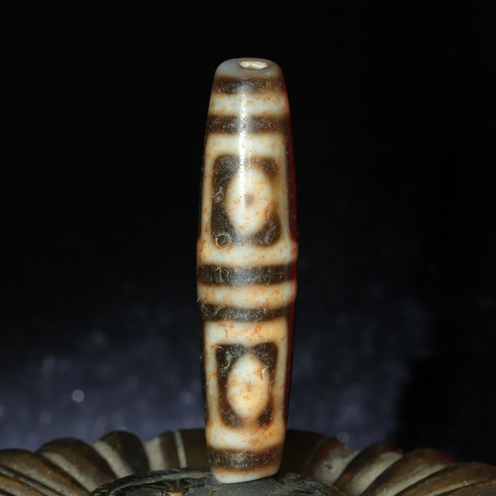 An Exquisite Four Eyes Dzi Bead Pendant: An Exquisite Four Eyes Dzi Bead Pendant，Size：52mmx12mm，Weight：12g 四眼天珠挂件