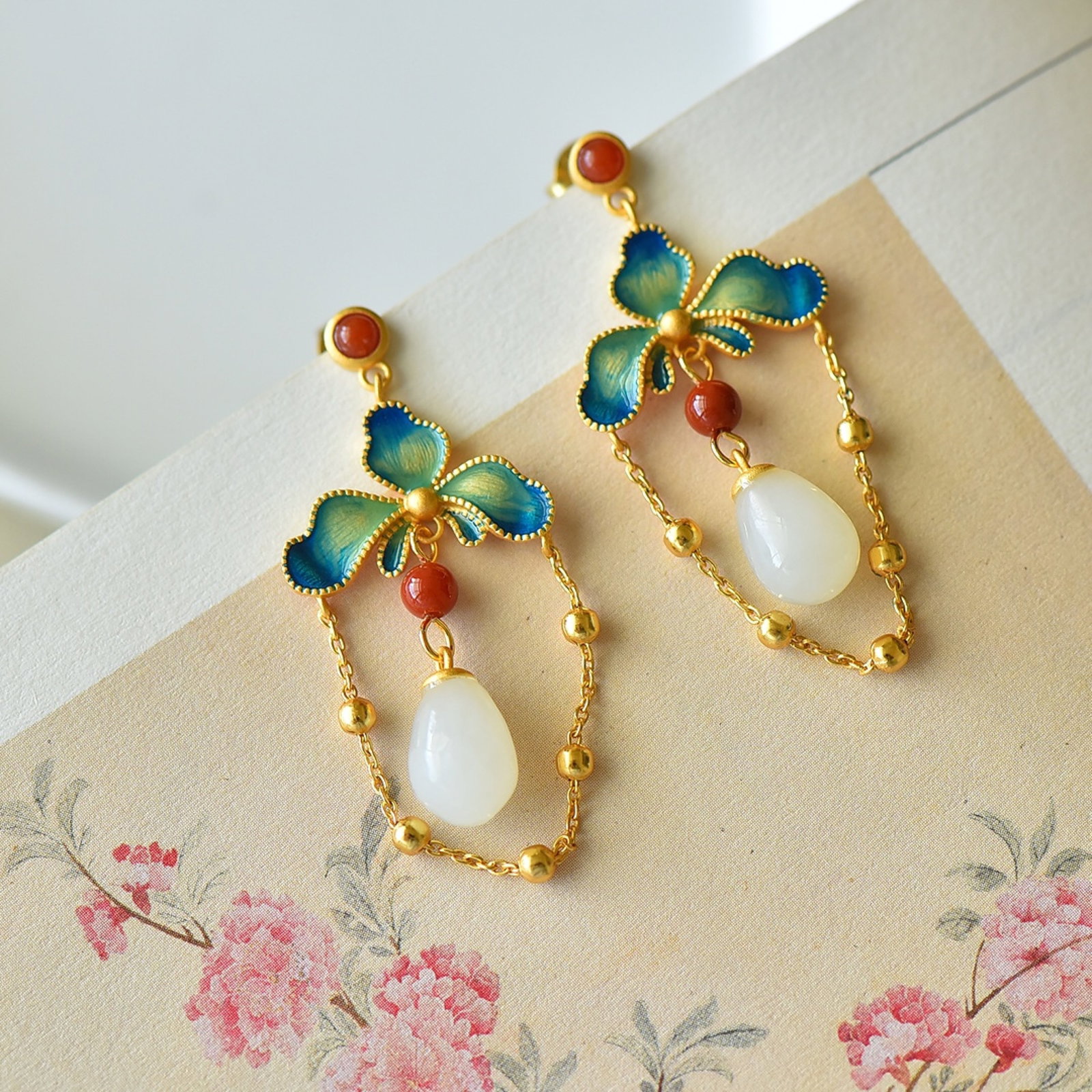 A Pair of Exquisite Sterling Silver-Gold Plated Inlaid White Jade Earrings,Inlaid Agate: A Pair of Exquisite Sterling Silver-Gold Plated Inlaid White Jade Earrings,Inlaid Agate,Size:7mmx9mm
