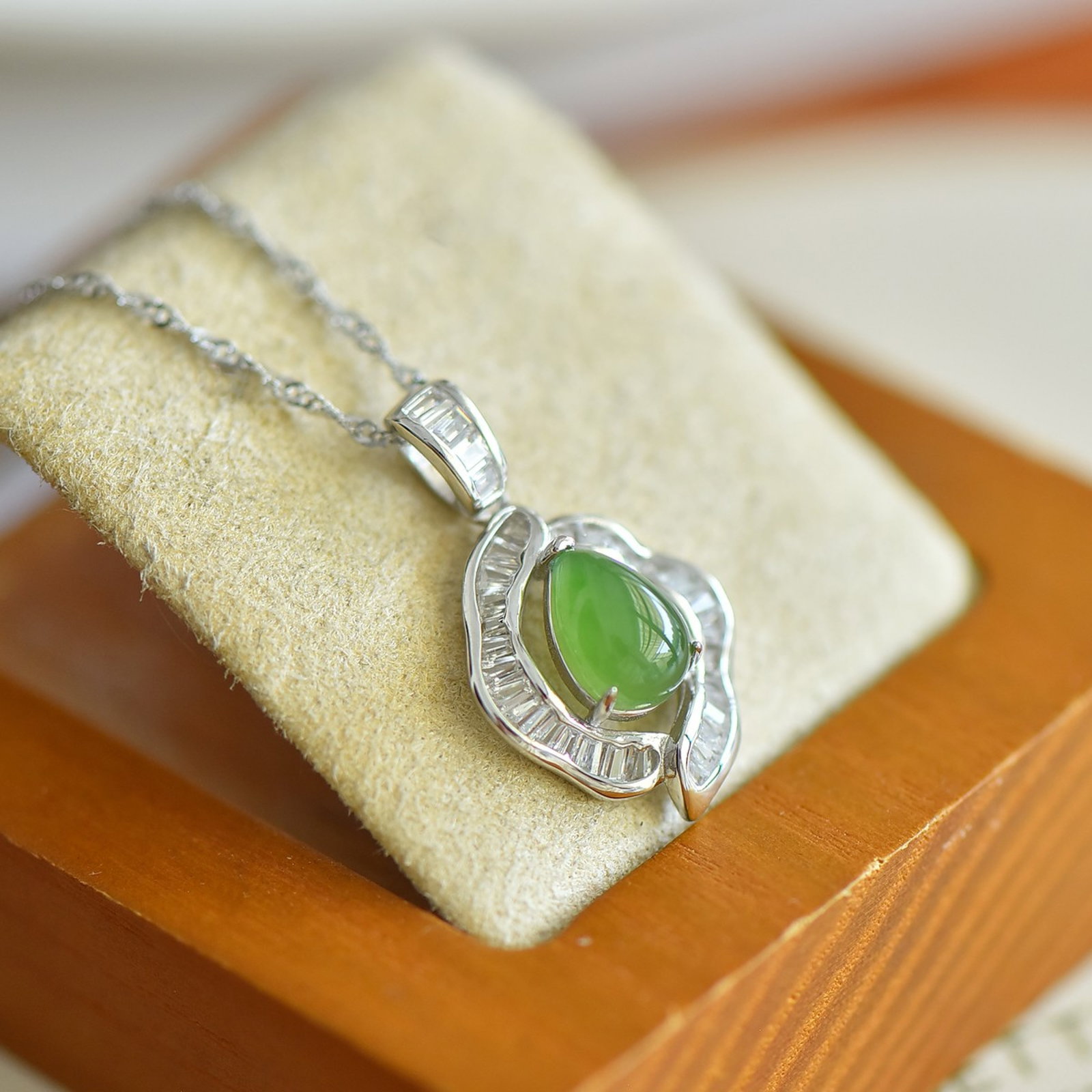 An Exquisite Sterling Silver Inlaid Jasper Pendant,Inlaid Diamond: An Exquisite Sterling Silver Inlaid Jasper Pendant,Inlaid Diamond,Size:6mmx8mm 纯银镶碧玉吊坠,嵌钻石