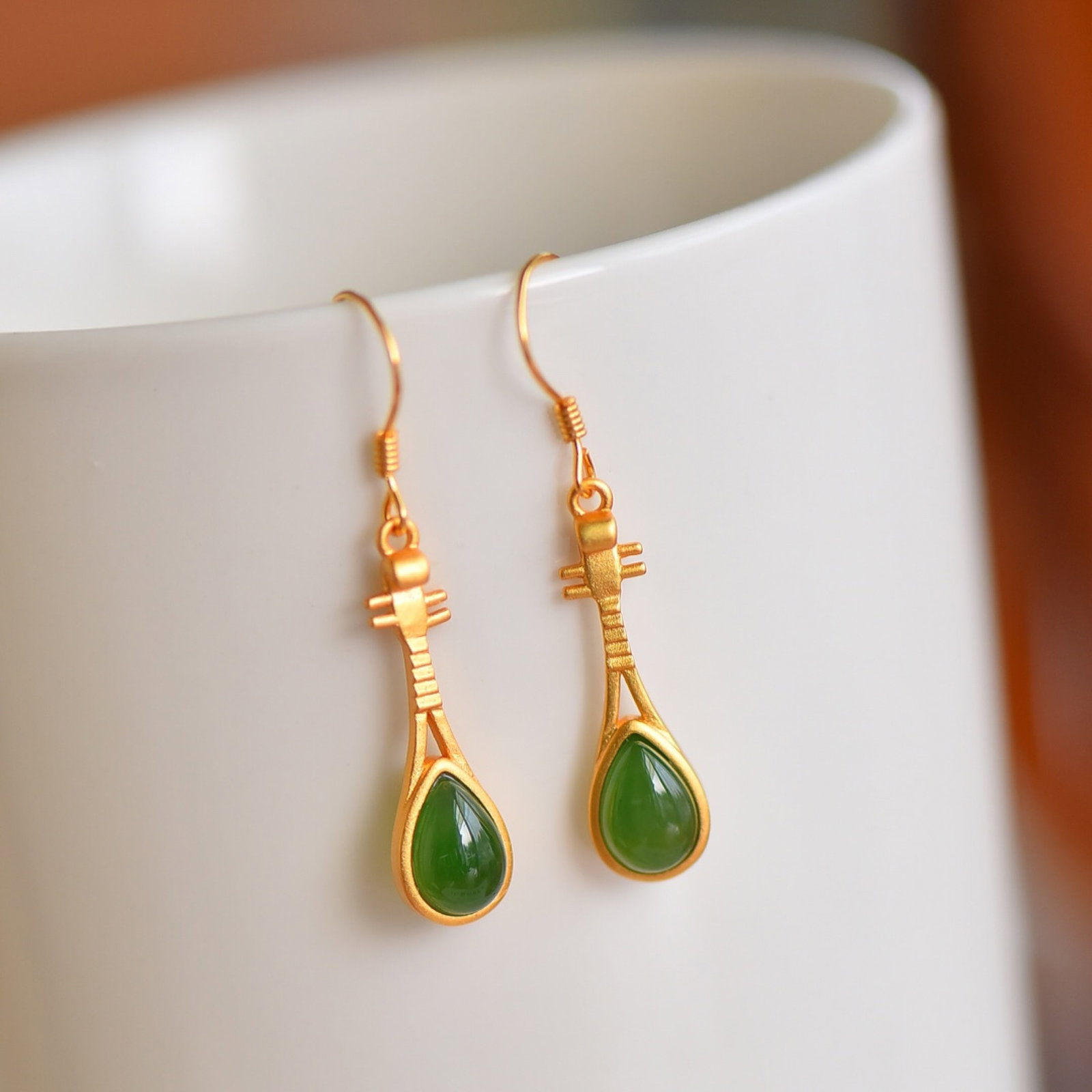 A Pair of Exquisite Sterling Silver-Gold Plated Inlaid Jasper Earrings: A Pair of Exquisite Sterling Silver-Gold Plated Inlaid Jasper Earrings,Size:6mmx8mm 一对纯银镀金镶碧玉耳环
