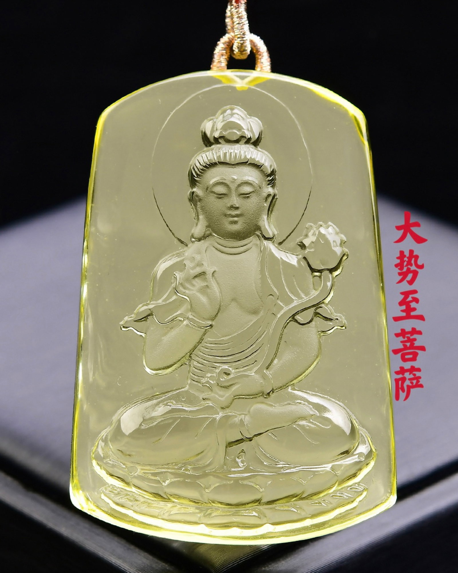 An Exquisite Crystal Statue of Bodhisattva Pattern Pendant: An Exquisite Crystal Statue of Bodhisattva Pattern Pendant,Size:56mmx38mmx14mm,Weight:56g 寓意事事如意,康乐吉祥,平安长