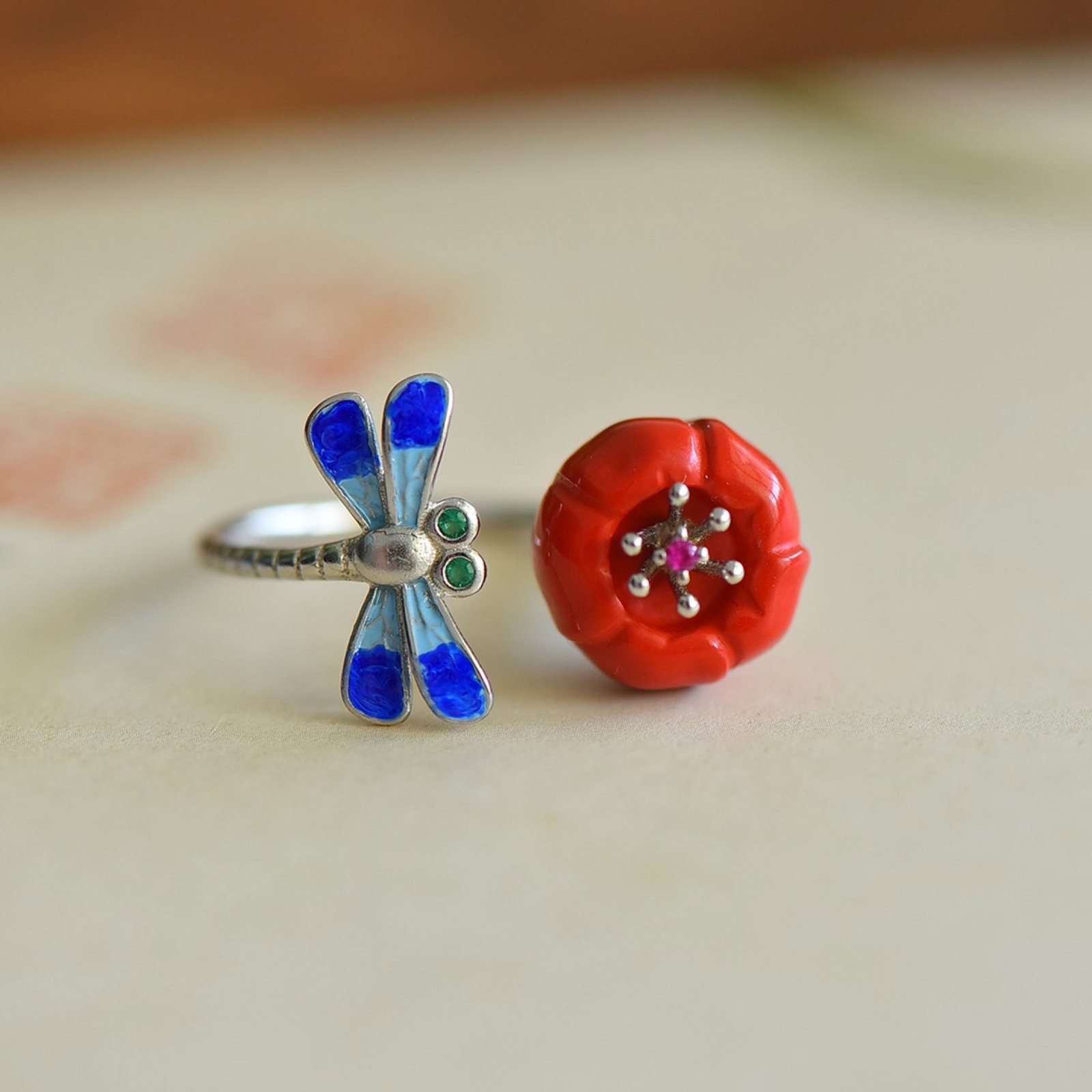 An Exquisite Sterling Silver Inlaid Cinnabar Ring: An Exquisite Sterling Silver Inlaid Cinnabar Ring,Size:12mmx12mm 寓意:事业高升,财运亨通
