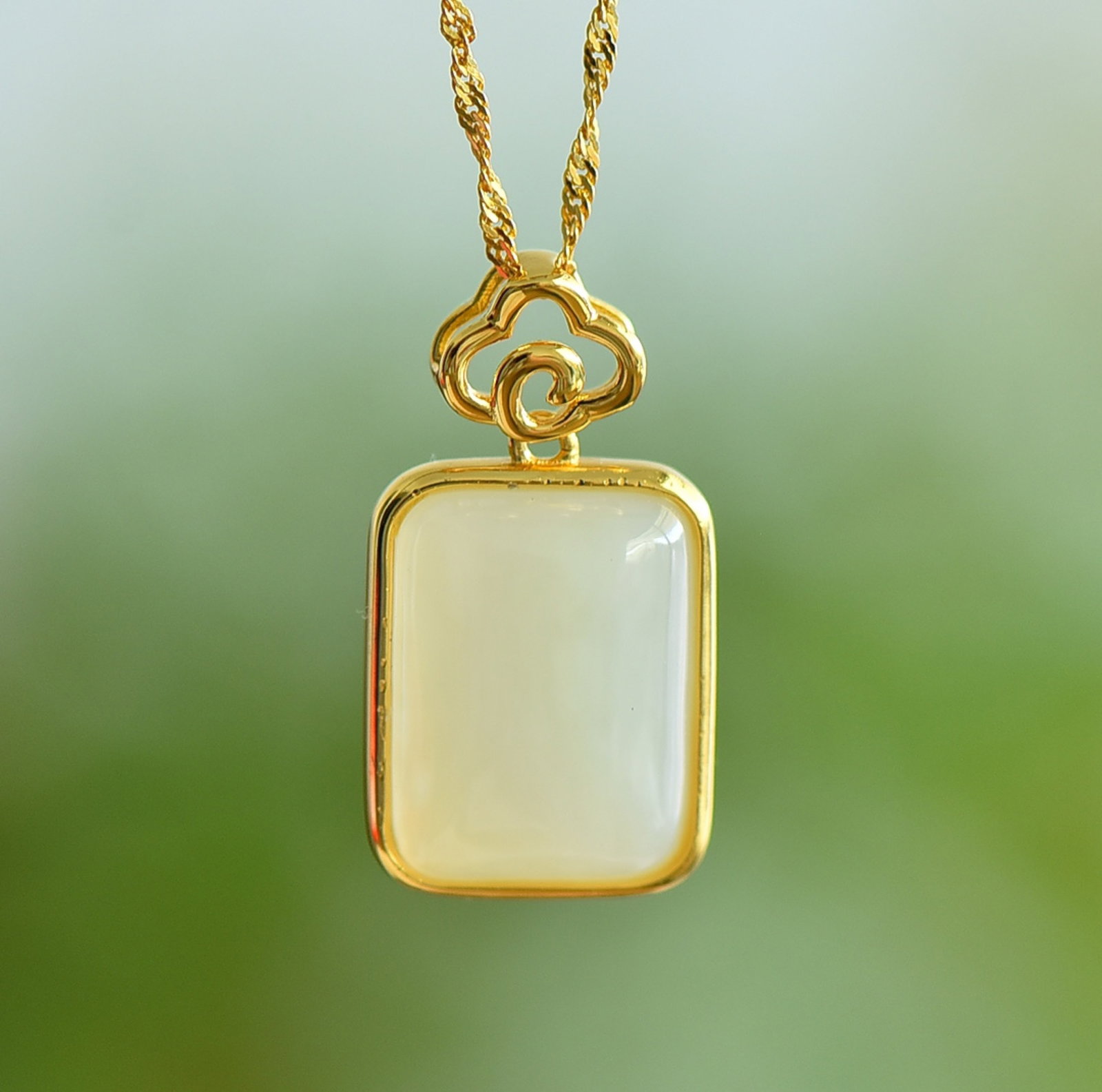 An Exquisite Sterling Silver-Gold Plated Inlaid White Jade Pendant: An Exquisite Sterling Silver-Gold Plated Inlaid White Jade Pendant,Size:12mmx16mm 纯银镀金镶白玉吊坠