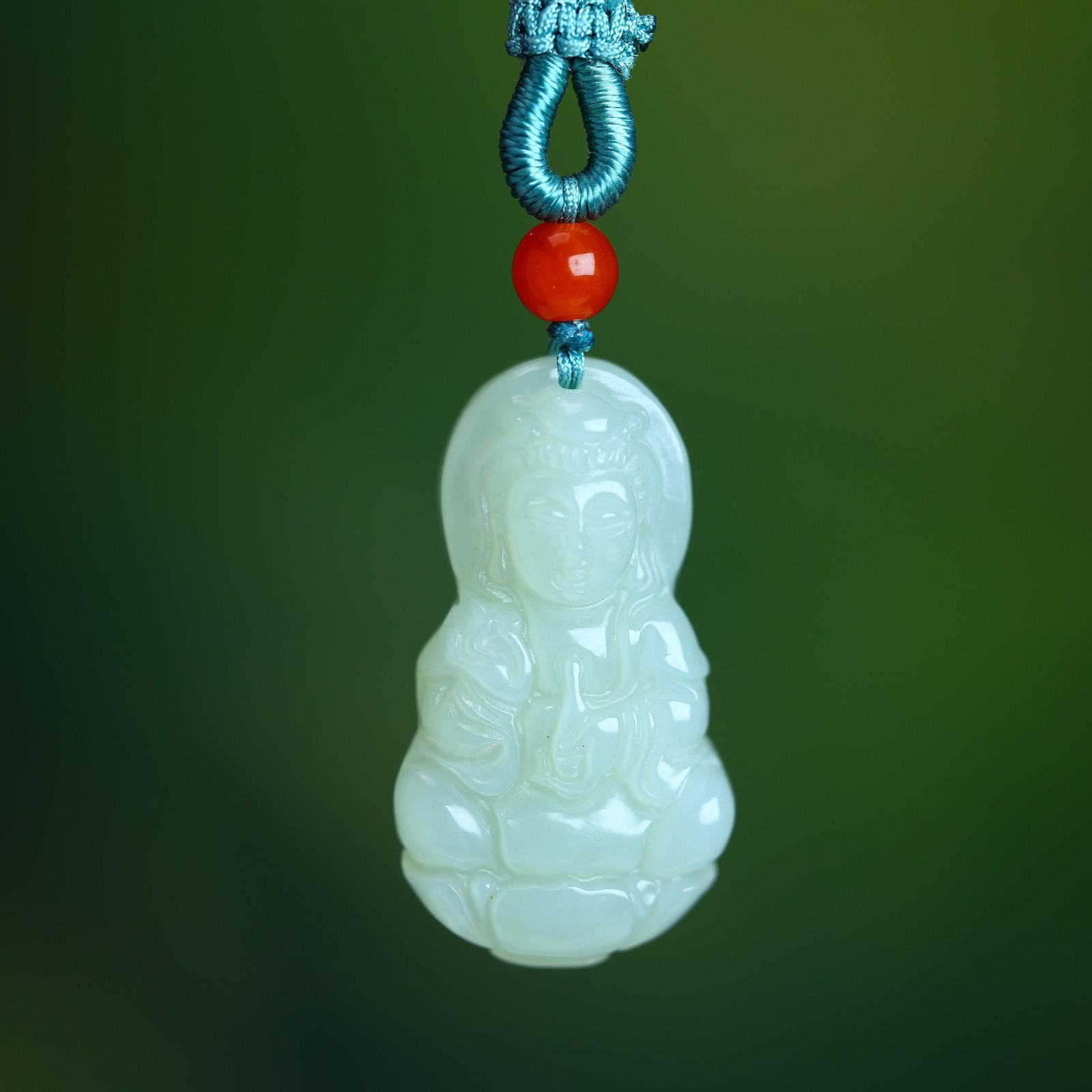 An Exquisite White Jade Avalokitesvara Pendant: An Exquisite White Jade Avalokitesvara Pendant,Size:16mmx30mm (寓意)吉祥 平平安安 白玉观音像吊坠