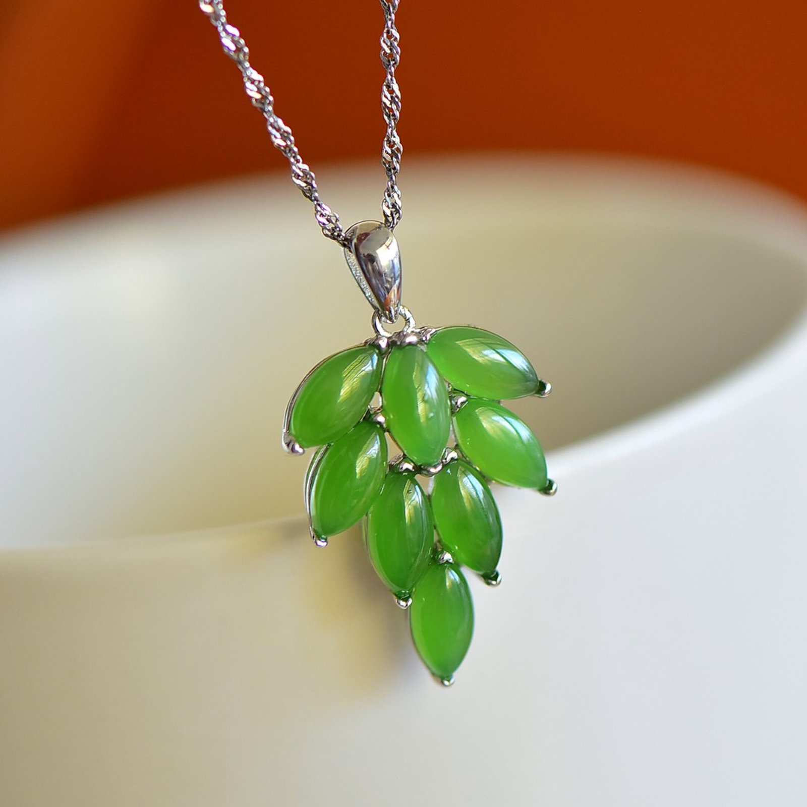An Exquisite Sterling Silver Inlaid Jasper Pendant: An Exquisite Sterling Silver Inlaid Jasper Pendant,Size:4mmx8mm 纯银镶碧玉吊坠