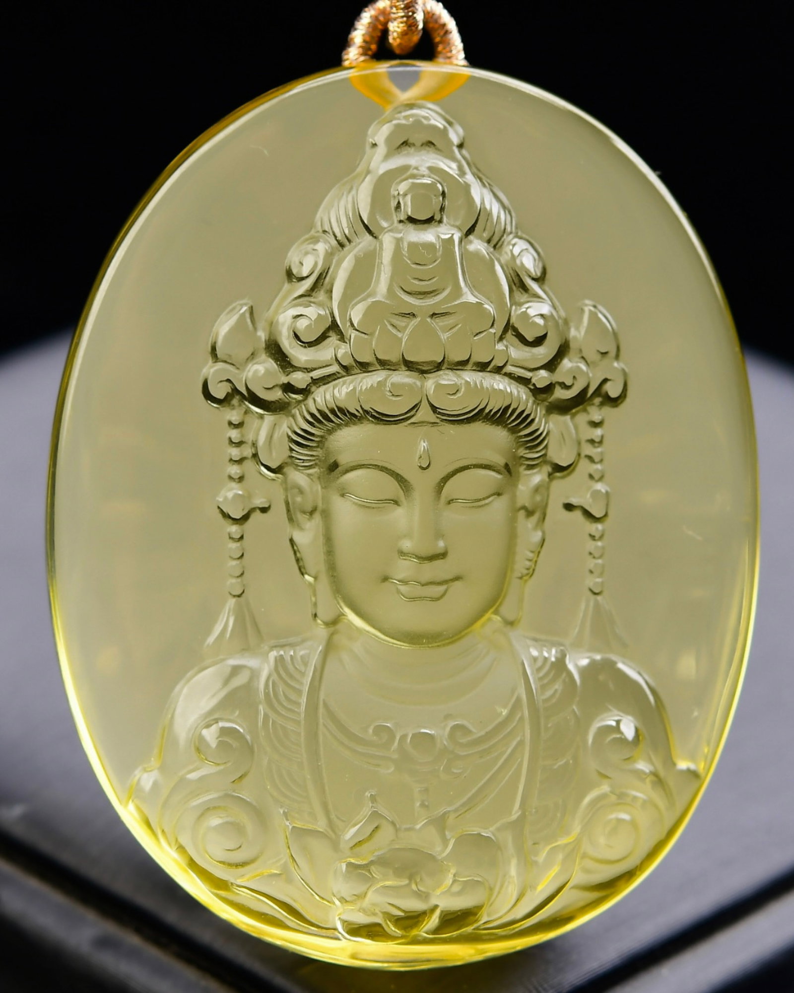 An Exquisite Crystal Statue of Avalokitesvara Pattern Pendant: An Exquisite Crystal Statue of Avalokitesvara Pattern Pendant,Size:57mmx45mmx18mm,Weight:101g 寓意事事如意,康乐吉祥,平安长