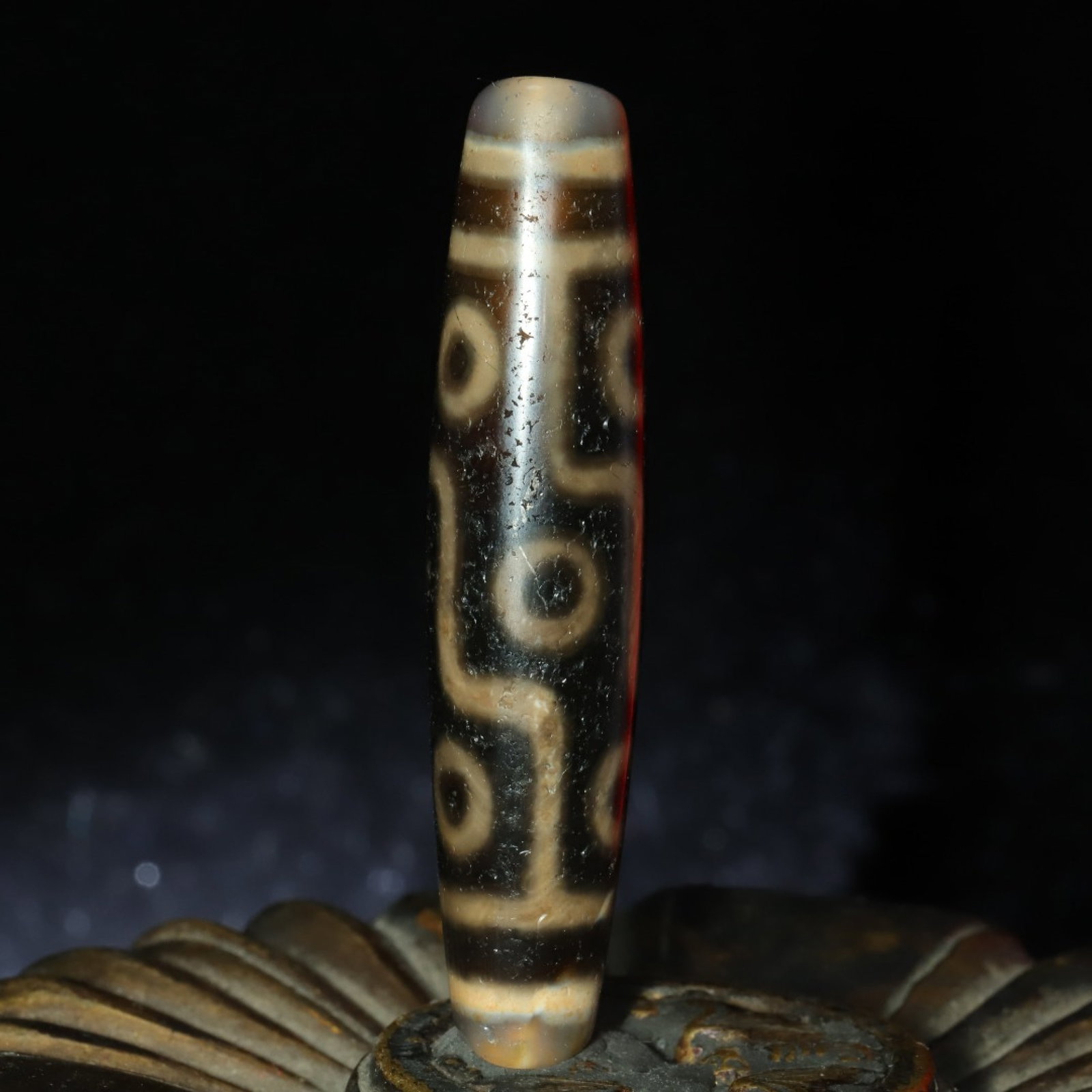 An Exquisite Nine Eyes Dzi Bead Pendant: An Exquisite Nine Eyes Dzi Bead Pendant，Size：55mmx12mm，Weight：12g 九眼天珠挂件