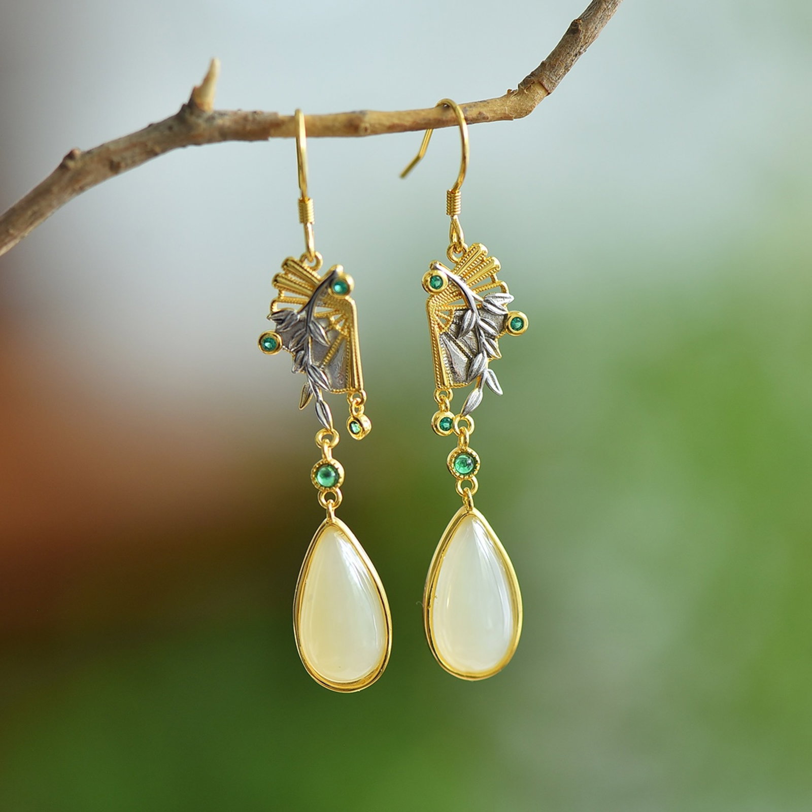 A Pair of Exquisite Sterling Silver-Gold Plated Inlaid White Jade Earrings: A Pair of Exquisite Sterling Silver-Gold Plated Inlaid White Jade Earrings,Size:8mmx16mm 一对纯银镀金镶白玉耳环