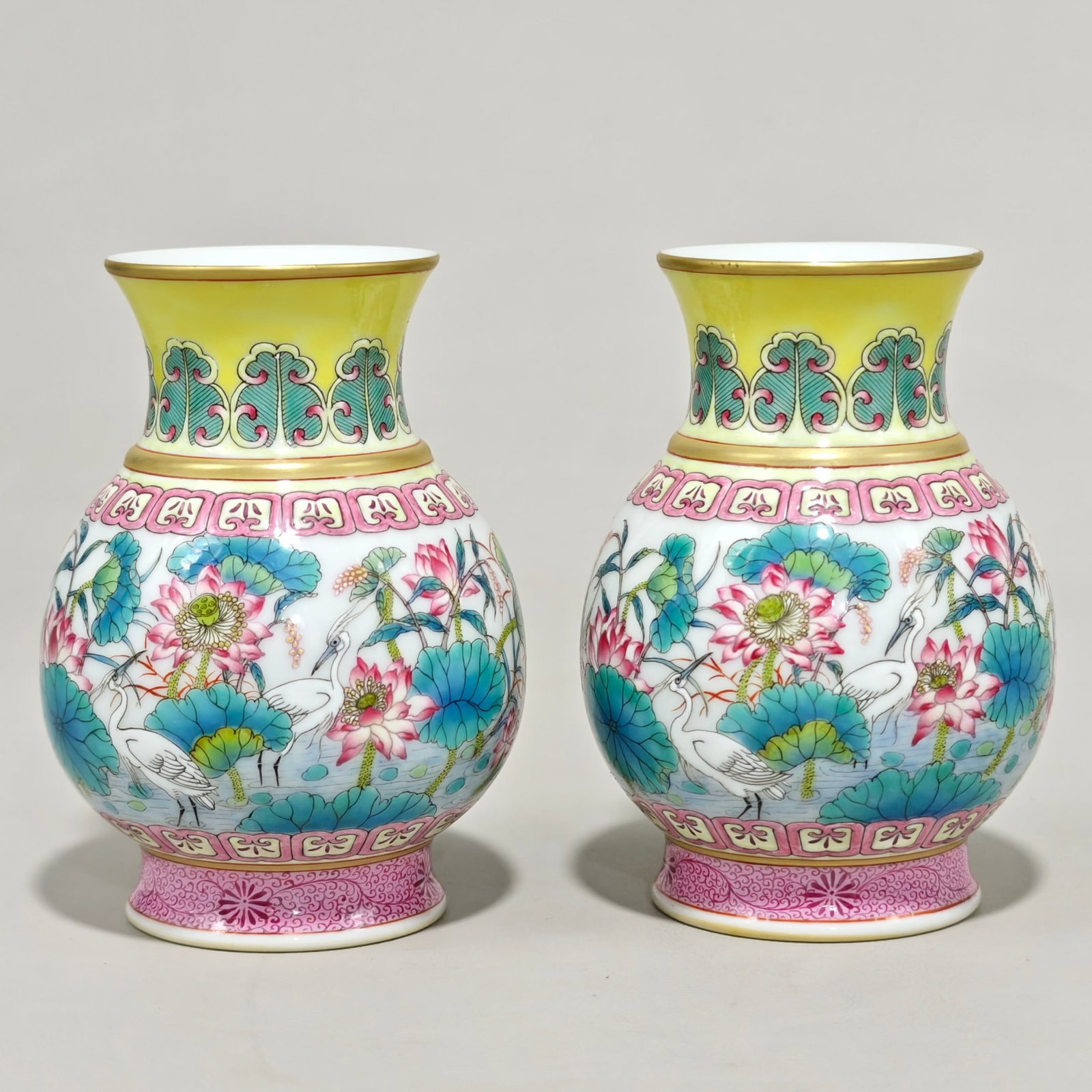 A Pair of Exquisite Famille-Rose Painted Gold Flower and Bird Pattern Vases: A Pair of Exquisite Famille-Rose Painted Gold Flower and Bird Pattern Vases,Qing Dynasty,China,Yongzheng Four-character Mark,Size:4.3inx3.3in 一对粉彩描金花&#