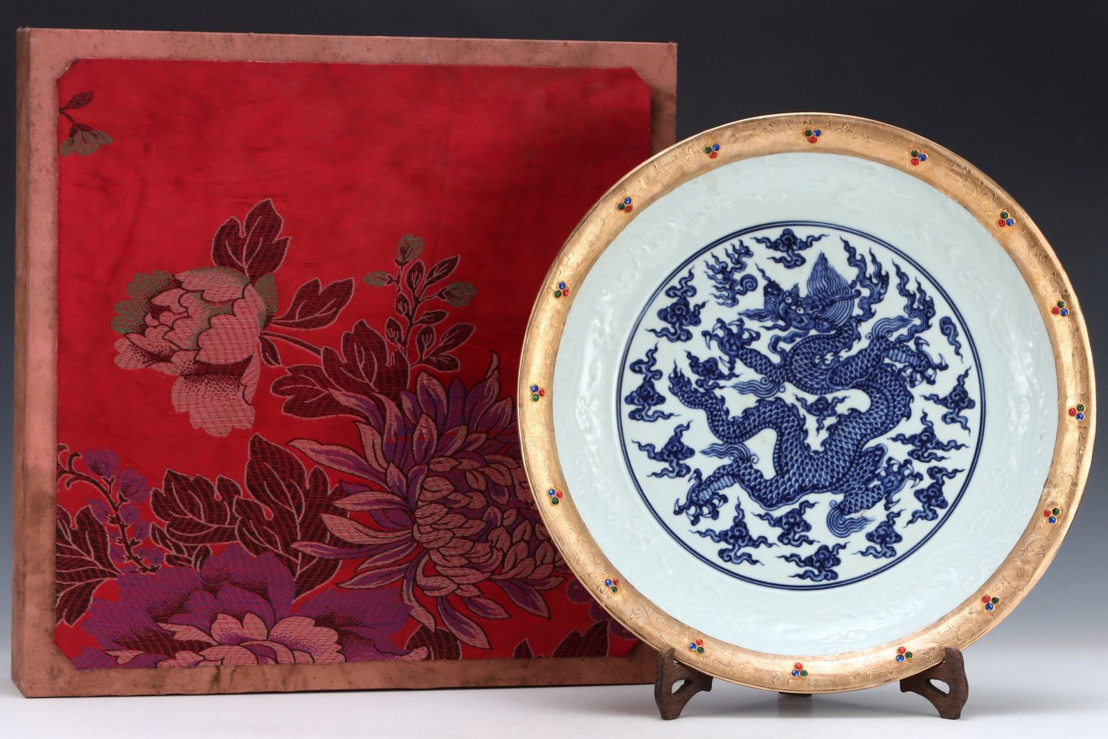A Huge Blue and White Auspicious Cloud and Dragon Pattern Cover with Gold Plate,Inlaid Gems,with an: A Huge Blue and White Auspicious Cloud and Dragon Pattern Cover with Gold Plate,Inlaid Gems,with an Imperial Poem by Emperor Qianlong,Ming Dynasty,China,Xuande Six-character Mark,Size:2.6inx16.1in 