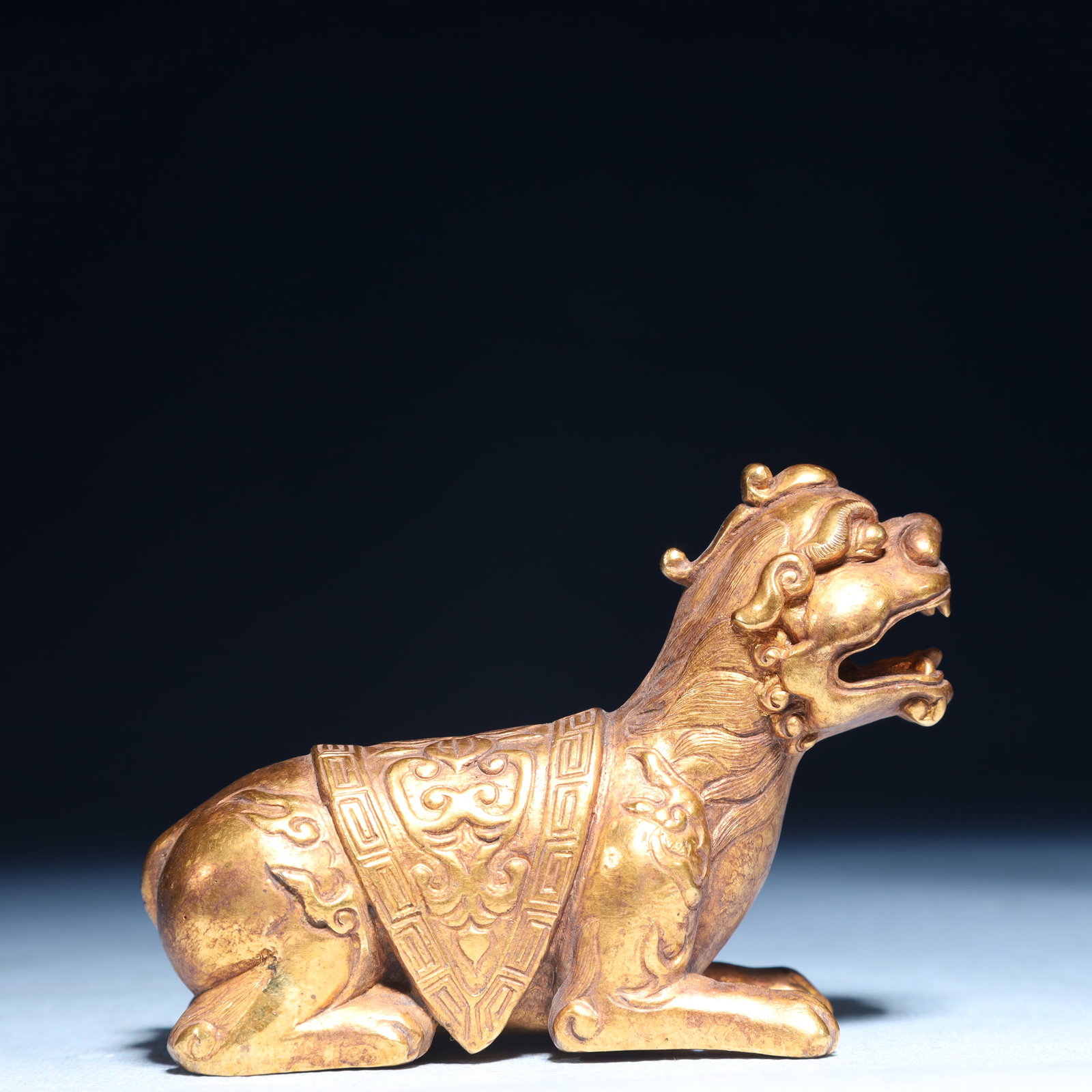 An Exquisite Gilt Bronze Unicorn Ornament: An Exquisite Gilt Bronze Unicorn Ornament,Qing Dynasty,China,Size:3.1inx1.2inx2.4in,Weight:500g 铜鎏金独角兽摆件,中国清代