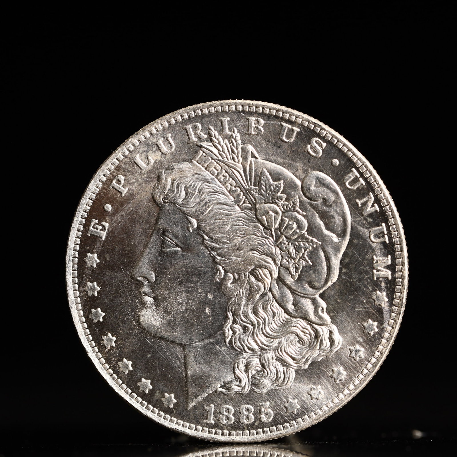 USA Morgan Dollar 1885 Coin: Obv: profile bust with date below and E PLURIBUS UNUM legend and stars around. Rev: eagle with In God we trust above within wreath with UNITED STATES OF AMERICA ONE DOLLAR legend. IN GOD WE TRUST / LI