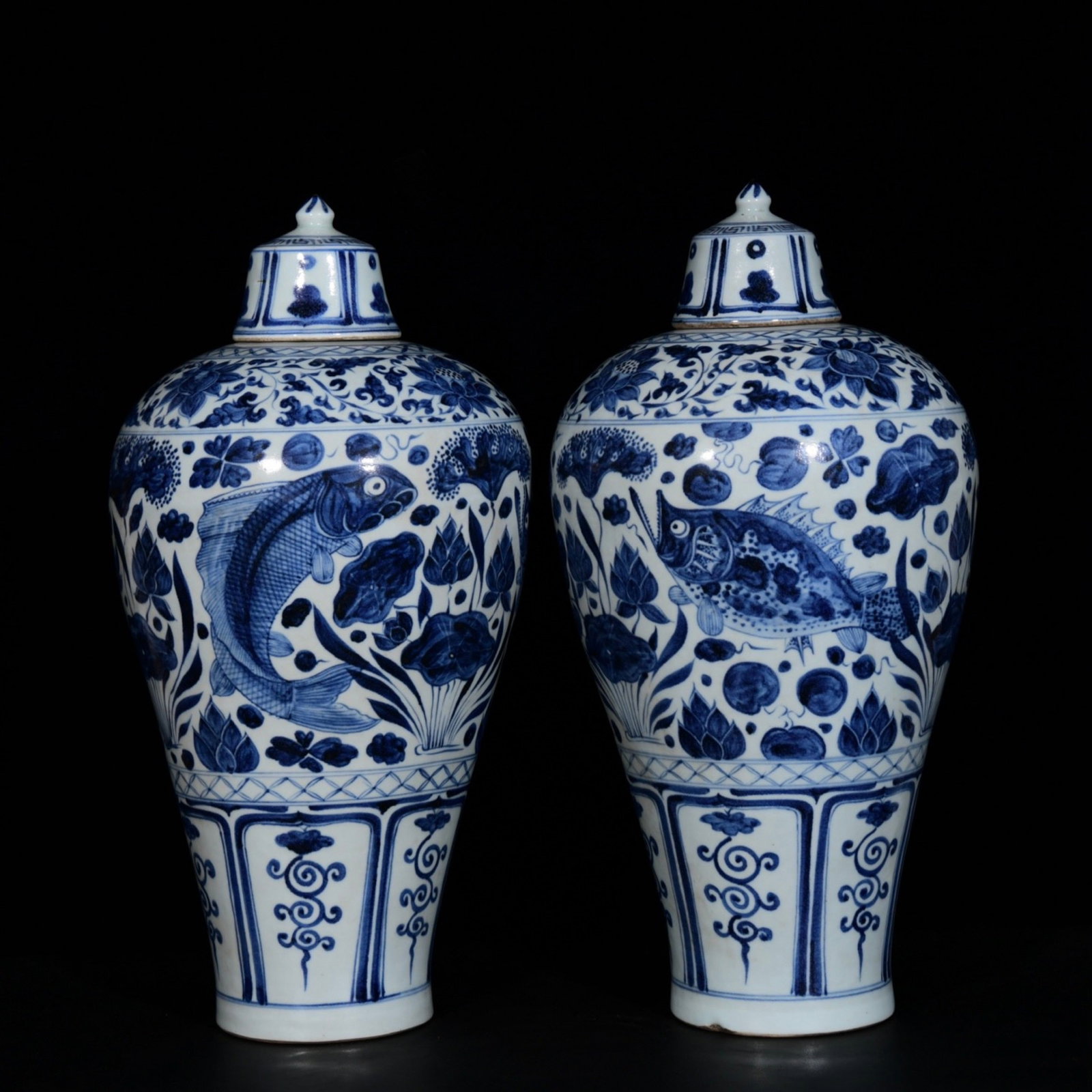 A Pair of Huge Blue and White Hornwort Pattern Bottles: A Pair of Huge Blue and White Hornwort Pattern Bottles,Yuan Dynasty,China,Size:18.9inx10.2in 一对青花鱼藻纹盖瓶,中国元代