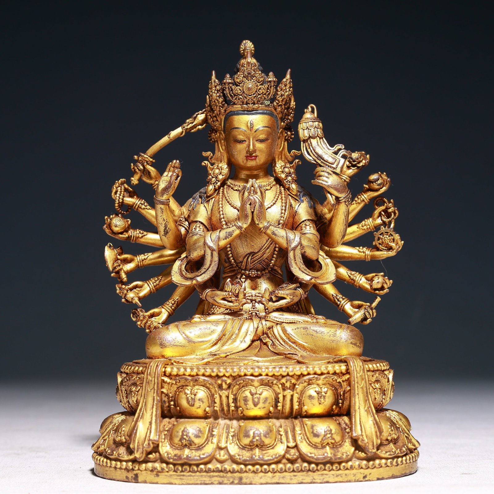 A Solemn Gilt Bronze Statue of Avalokitesvara: A Solemn Gilt Bronze Statue of Avalokitesvara,Qing Dynasty,China,Size:4.7inx3.1inx6.7in,Weight:1200g 铜鎏金观音像,中国清代