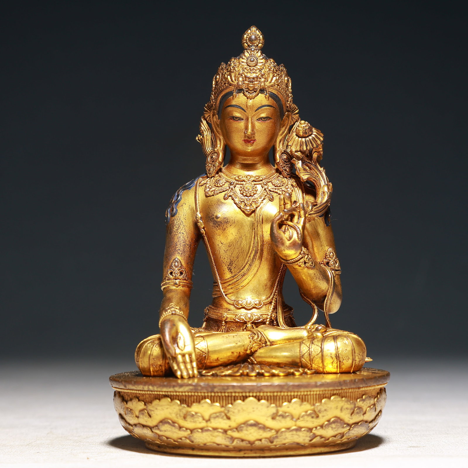 A Solemn Gilt Bronze Statue of Avalokitesvara: A Solemn Gilt Bronze Statue of Avalokitesvara,Qing Dynasty,China,Size:3.5inx5.9in,Weight:800g 铜鎏金观音像,中国清代