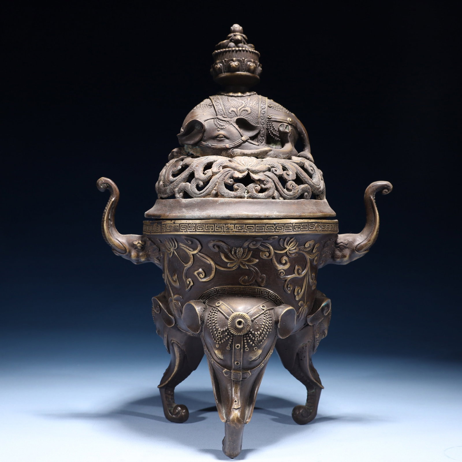 An Exquisite Bronze Flower Pattern Double-Ears and Tripod Censer: An Exquisite Bronze Flower Pattern Double-Ears and Tripod Censer,Qing Dynasty,China,Qianlong Four-character Mark,Size:9.4inx5.9inx14.6in,Weight:4250g 铜花卉纹双耳&#