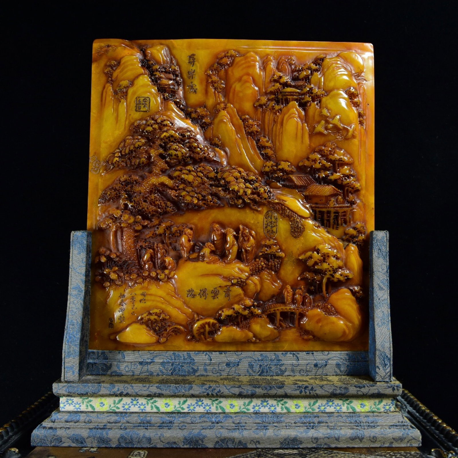 An Exquisite Tianhuang Stone Landscape and Figure Pattern Table Screen,With Poem: An Exquisite Tianhuang Stone Landscape and Figure Pattern Table Screen,With Poem,Qing Dynasty,China,Tongzhi Mark,Size:9.3inx9.7inx3.4in,Total Weight:2010g 田黄石山水É