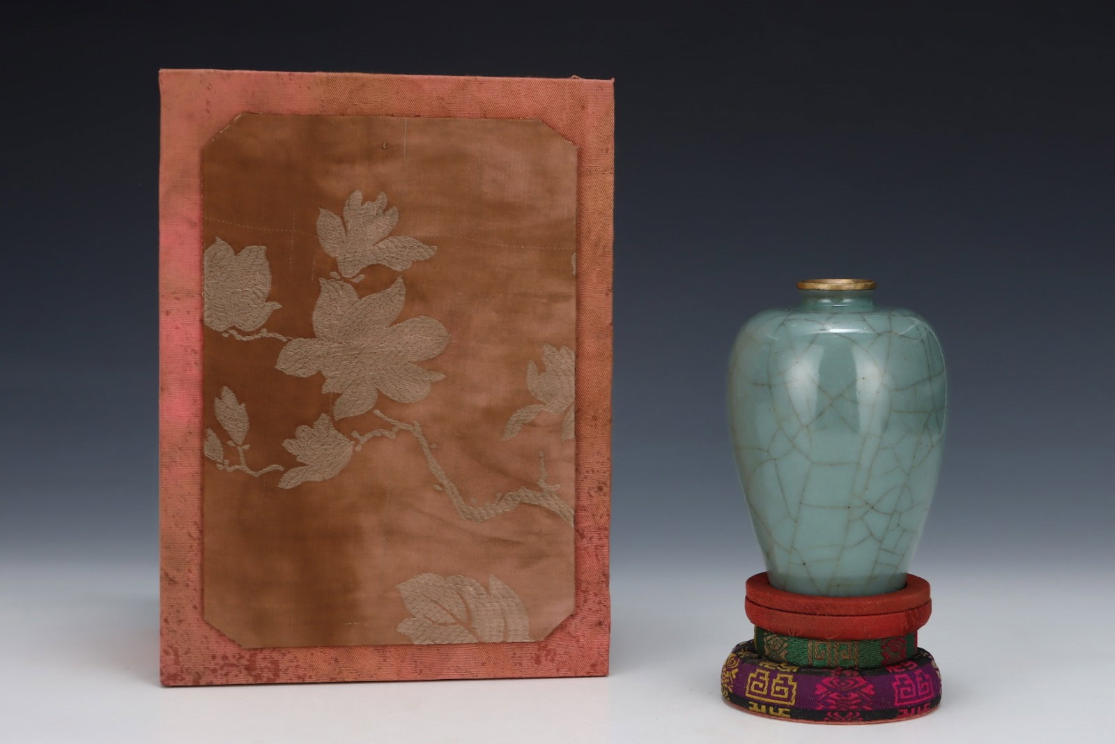 An Exquisite Guan yao Cover with Gold Vase: An Exquisite Guan yao Cover with Gold Vase,Song Dynasty,China,Royal Court 款,Size:4.6inx3.2in 官窑金口瓶,中国宋代,宫廷款