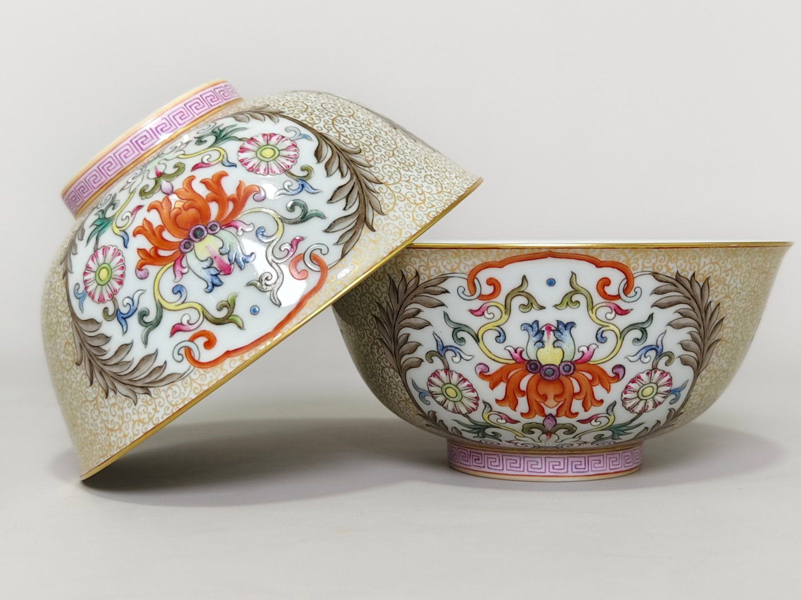 A Pair of Exquisite Famille-Rose Painted Gold Lotus Pattern Bowls: A Pair of Exquisite Famille-Rose Painted Gold Lotus Pattern Bowls,Qing Dynasty,China,Yongzheng Six-character Mark,Size:2.8inx5.9in 一对粉彩描金缠枝ő
