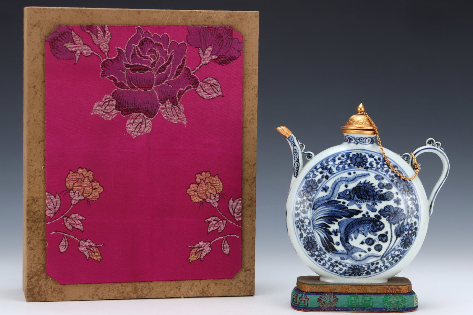 An Exquisite Blue and White Cover with Gold Hornwort Pattern Ewer: An Exquisite Blue and White Cover with Gold Hornwort Pattern Ewer,Yuan Dynasty,China,Size:8.5inx8.1in 青花包金鱼藻纹执壶,中国元&
