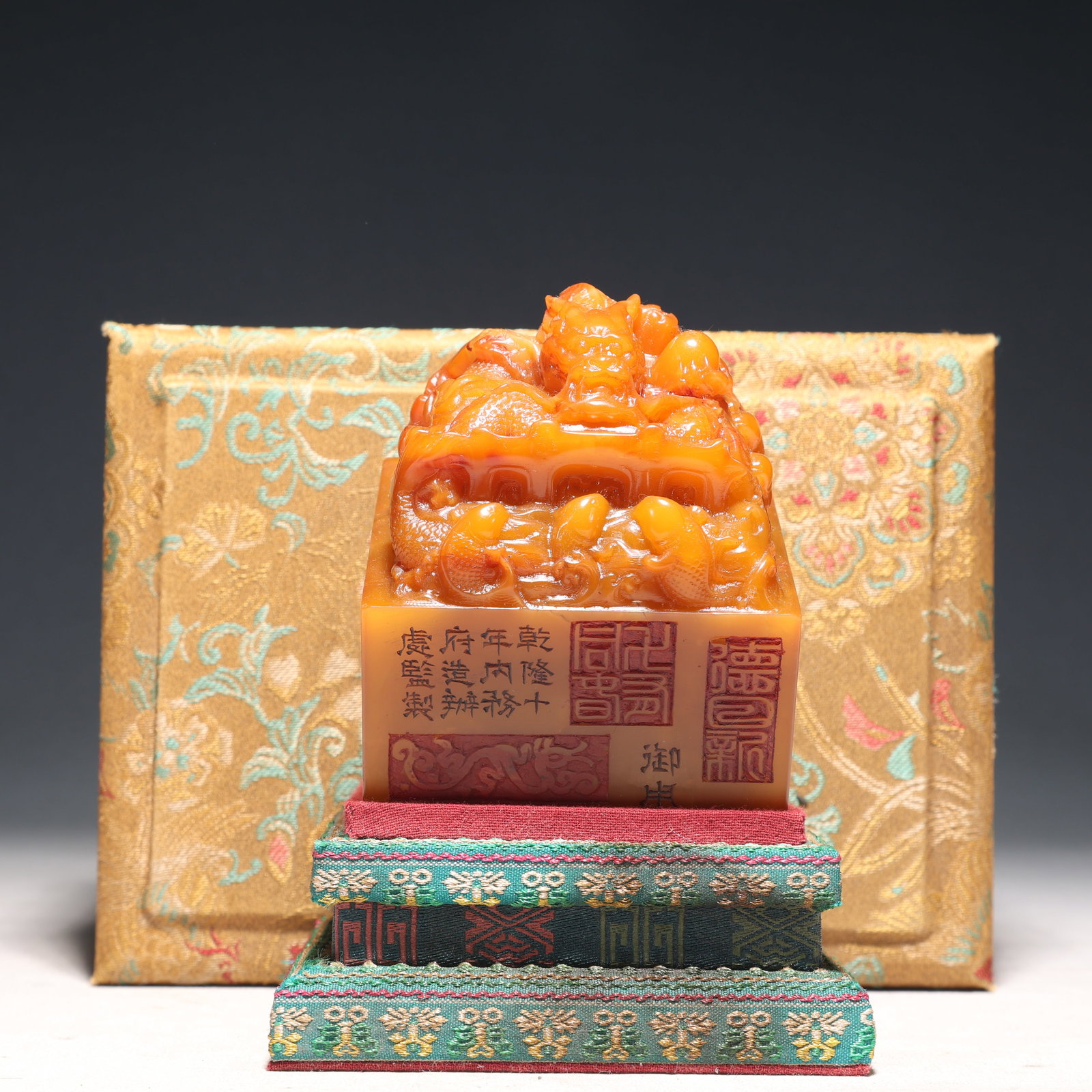 An Exquisite Tianhuang Stone Dragon Pattern Seal: An Exquisite Tianhuang Stone Dragon Pattern Seal,Qing Dynasty,China,Qianlong Mark,Size:3.1inx3.5in,(Box)8.1inx5.9inx5.1in,Weight:1150g 田黄石龙纹印章,中