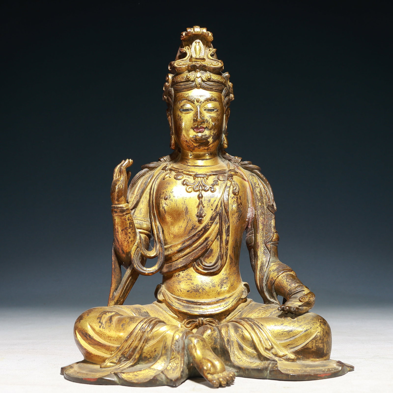 A Solemn Gilt Bronze Statue of Avalokitesvara: A Solemn Gilt Bronze Statue of Avalokitesvara,Qing Dynasty,China,Size:8.3inx6.3inx11.8in,Weight:4150g 铜鎏金观音像,中国清代