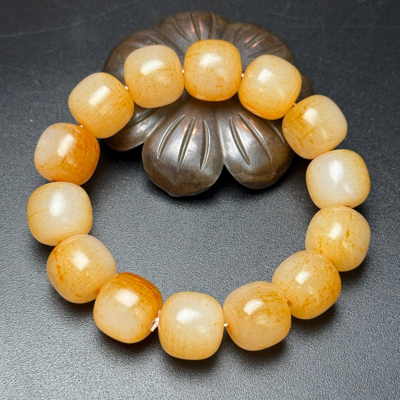 An Exquisite White Jade Bracelets: An Exquisite White Jade Bracelets,Qing Dynasty,China,Size:16mmx15mm,Weight:94g 白玉手串,中国清代